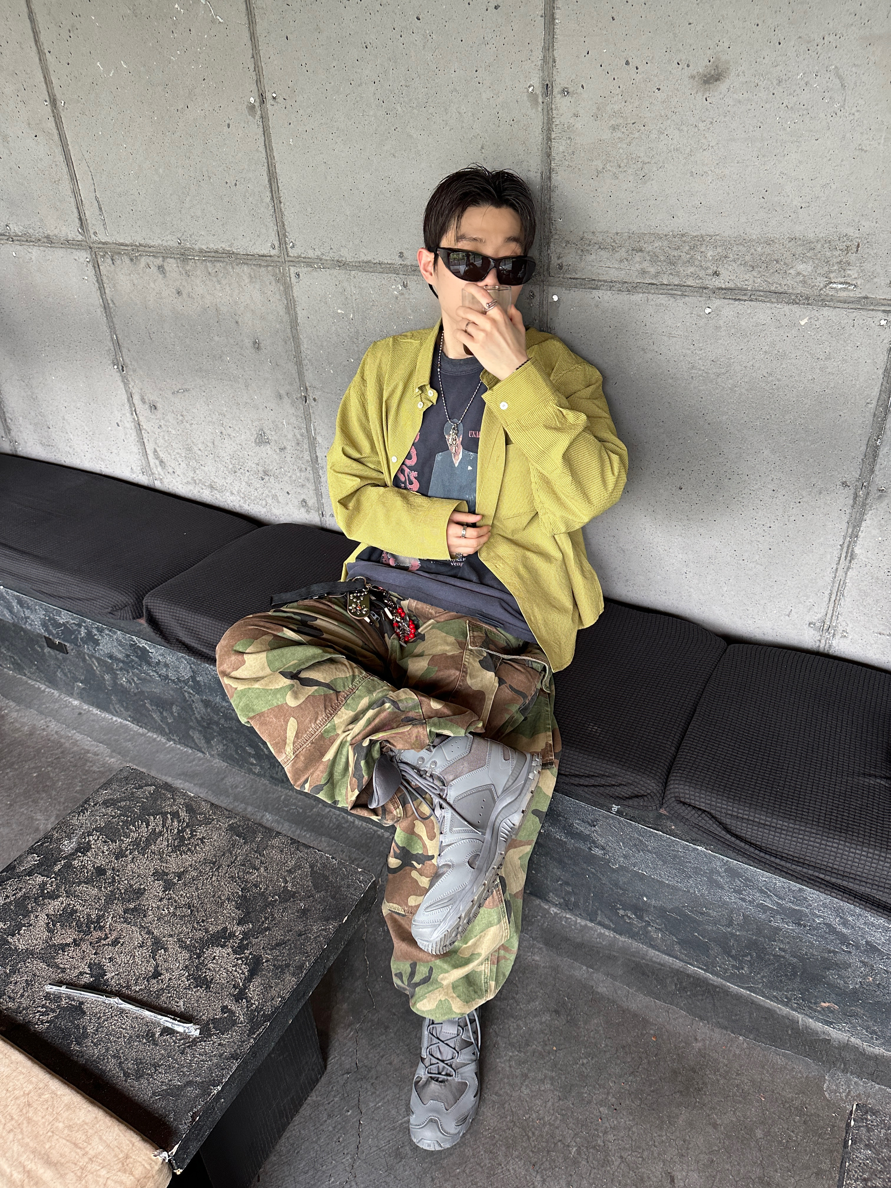 MJD Cropped Check Shirt Yellow, NOD Stone Washed Cargo Pants Camo 착용 스타일 - 1