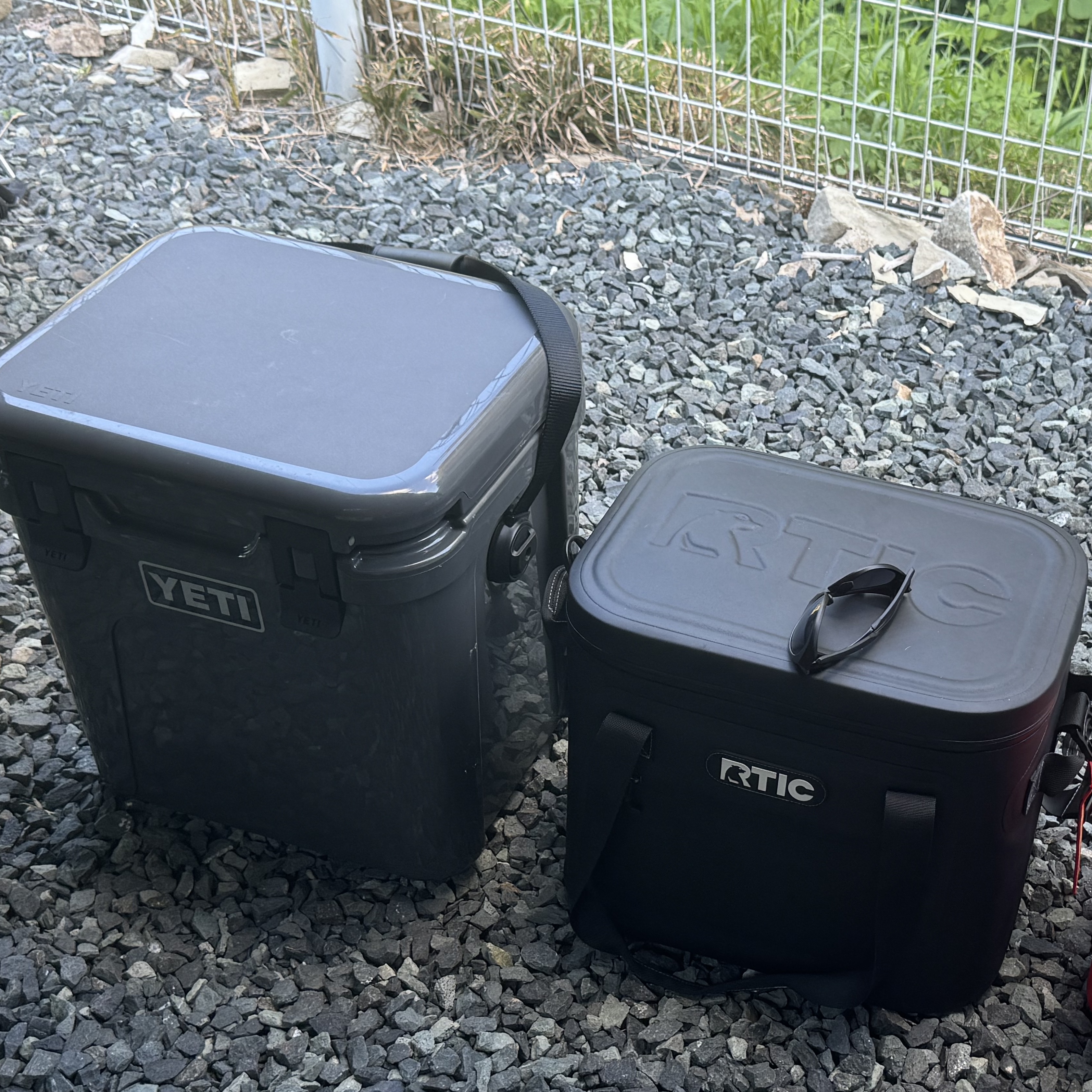 Yeti Roadie 24 Hard Cooler Charcoal 착용 스타일