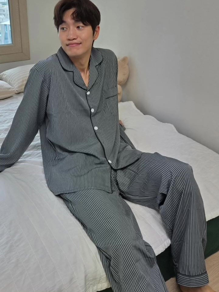 [3% 적립] Aone Unisex Silky Signature Line Collar Pajama Set Gray 착용 스타일 - 2