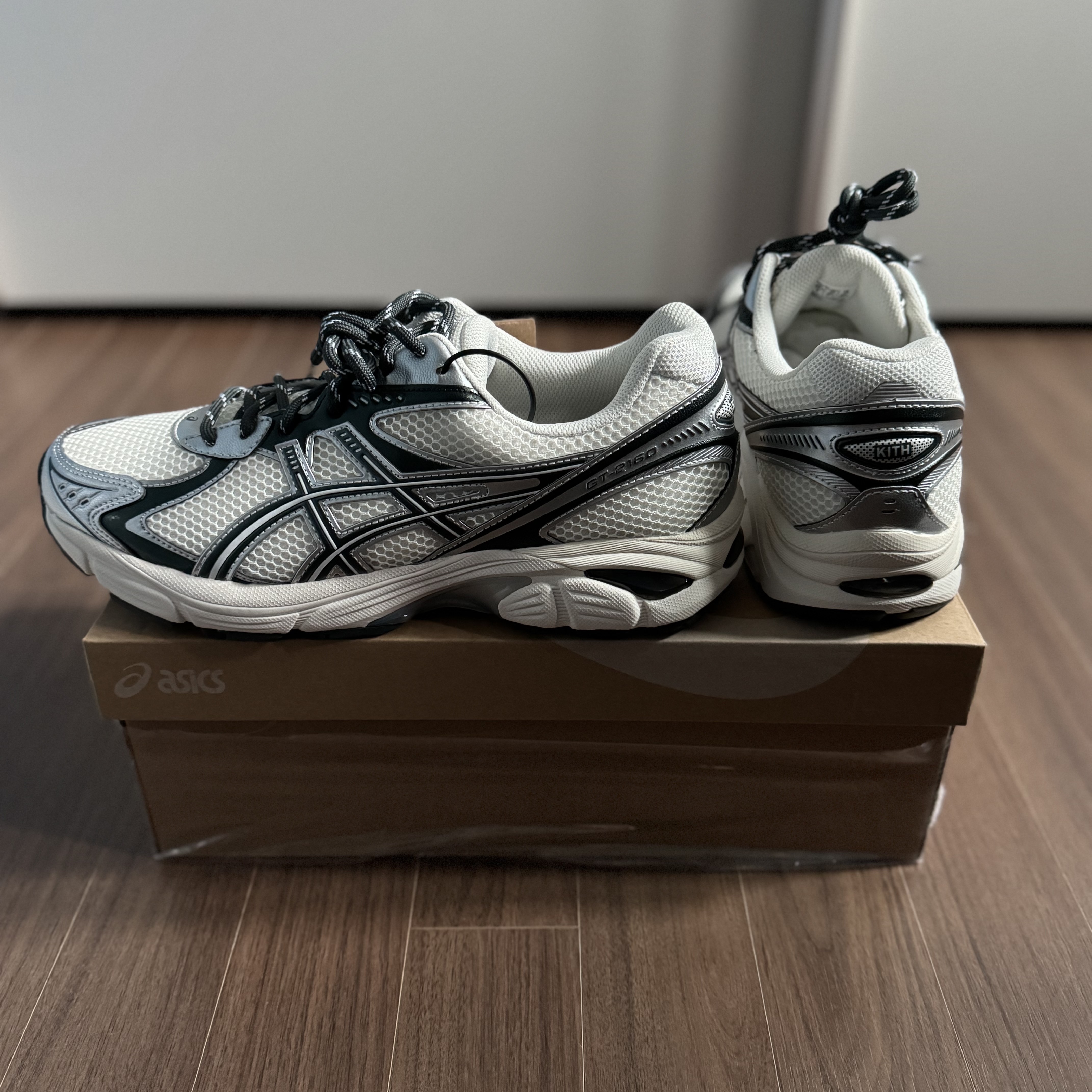 Asics x Kith GT-2160 Cream Scarab 착용 스타일
