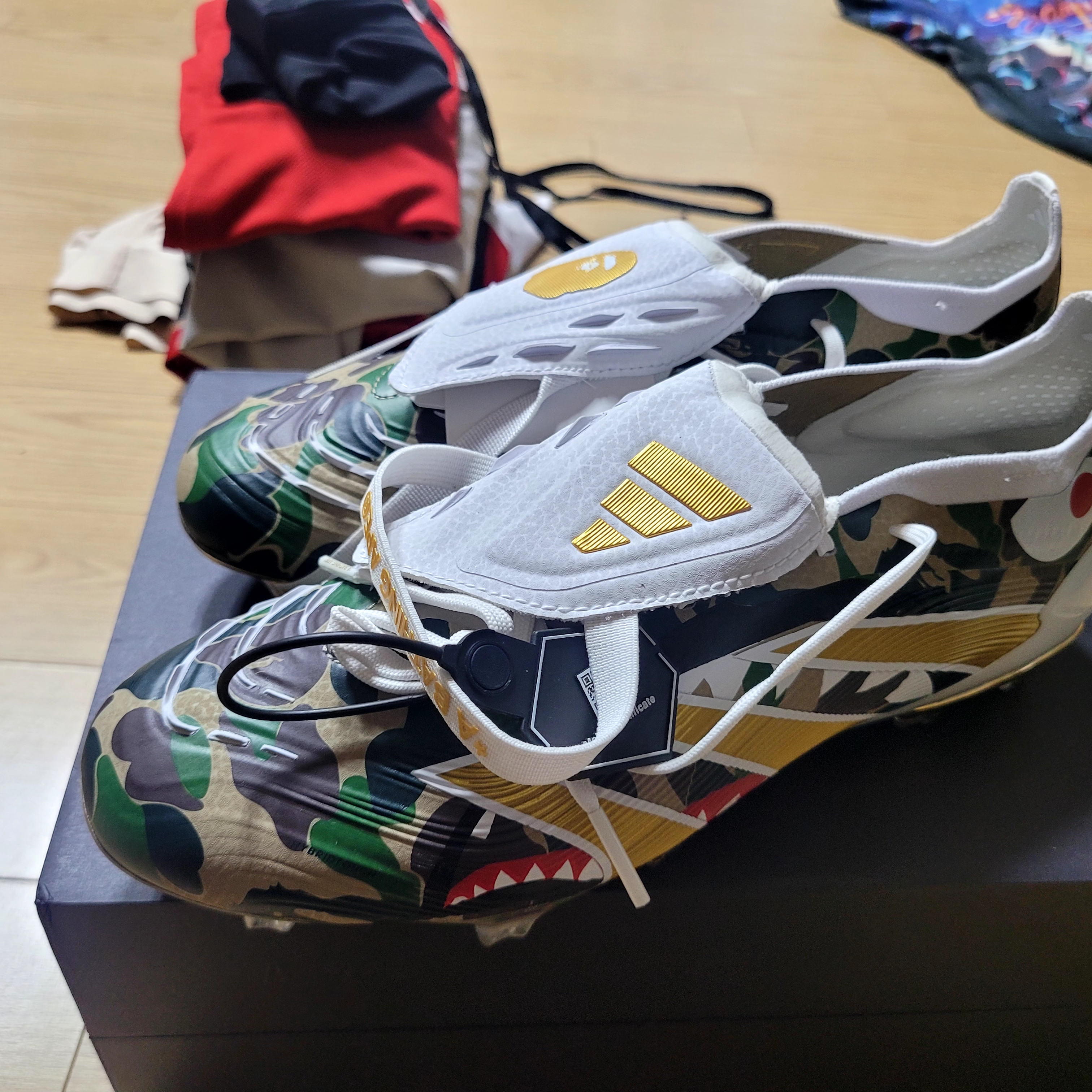 Adidas x BAPE Predator Elite FT FG M2 Hemp Gold Metallic Cloud White 착용 스타일 - 3