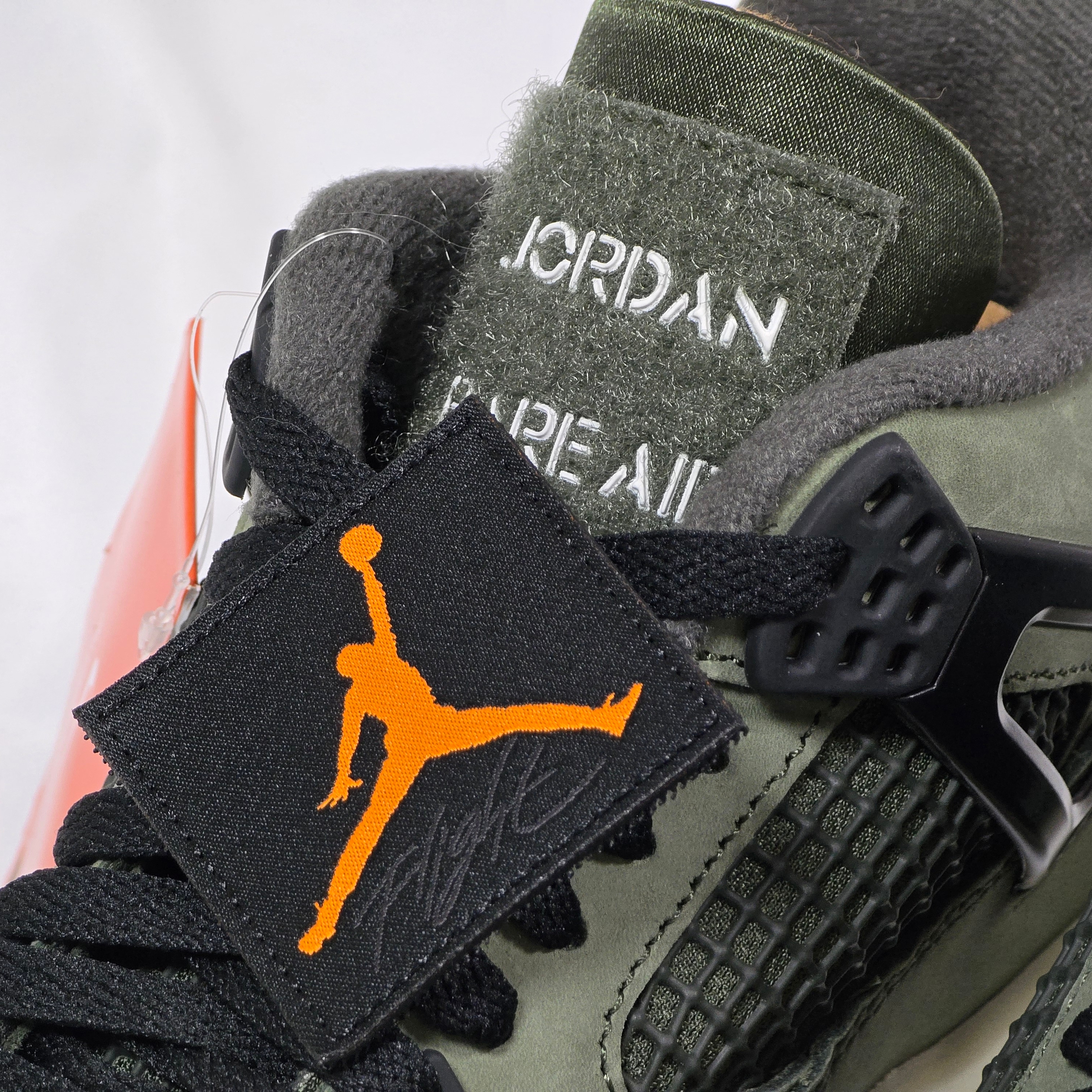 Jordan 4 x Undefeated Retro OG SP Deep Green and Clementine 착용 스타일