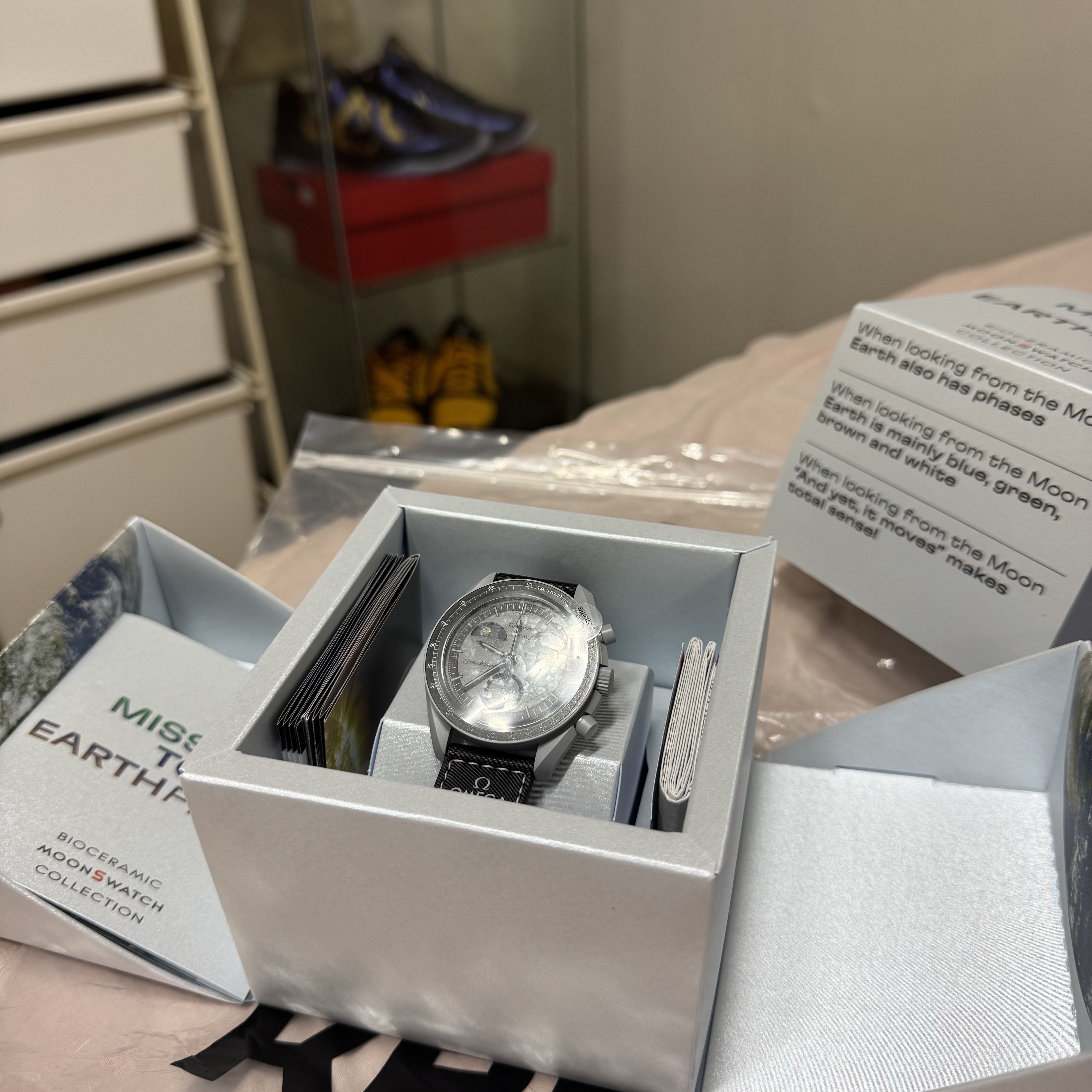 Swatch x Omega Bioceramic MoonSwatch Mission To Earthphase 착용 스타일