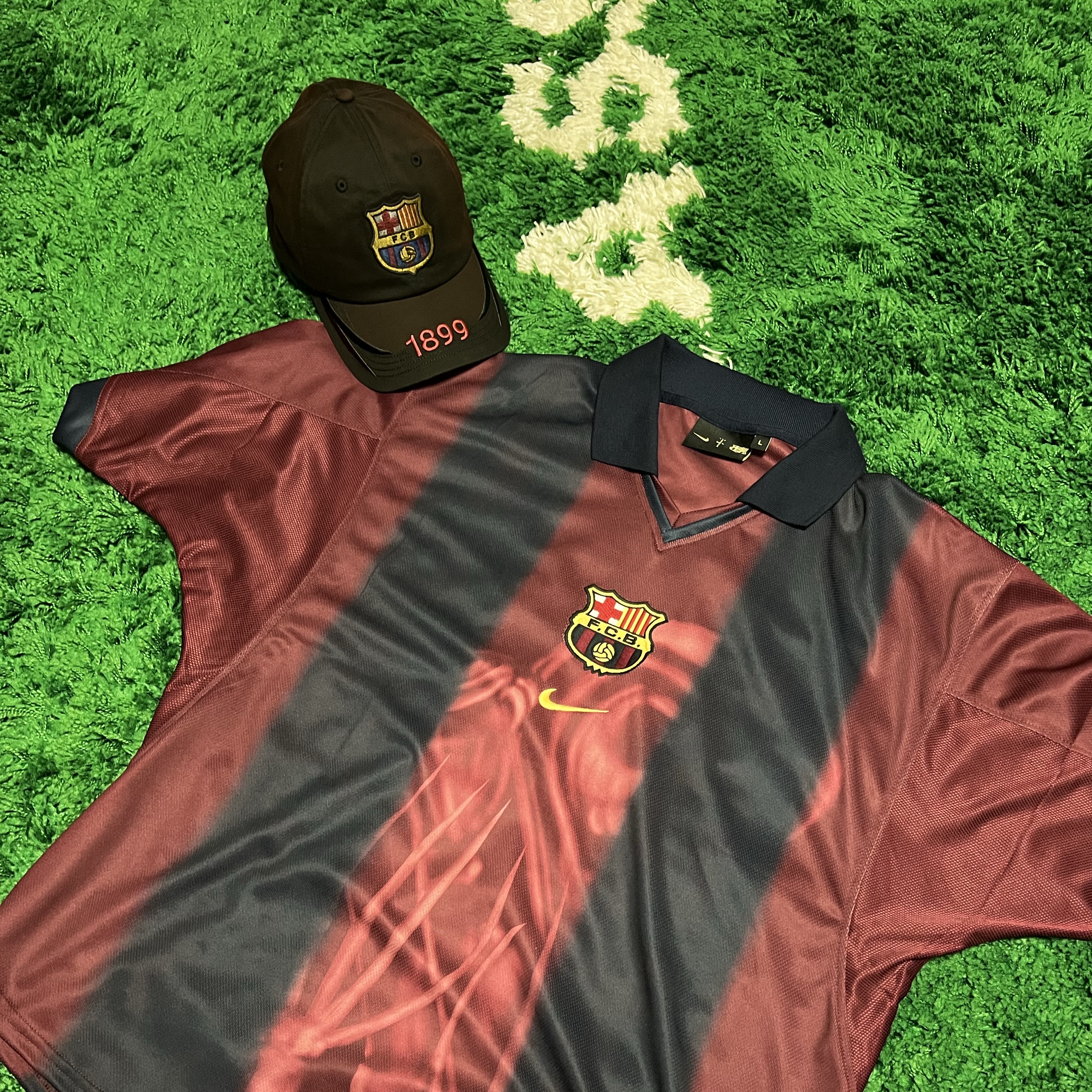 Travis Scott Cactus Jack FC Barcelona 899 Distressed Hat Multicolor, Nike FC Barcelona x Travis Scott Retro 2000/01 Home Skeleton Jersey Multicolor (Non Marking Ver.) 착용 스타일 - 1