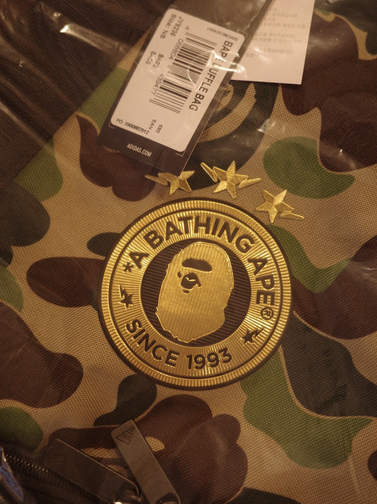 Adidas x BAPE Duffle Bag Crew Green 착용 스타일 - 3