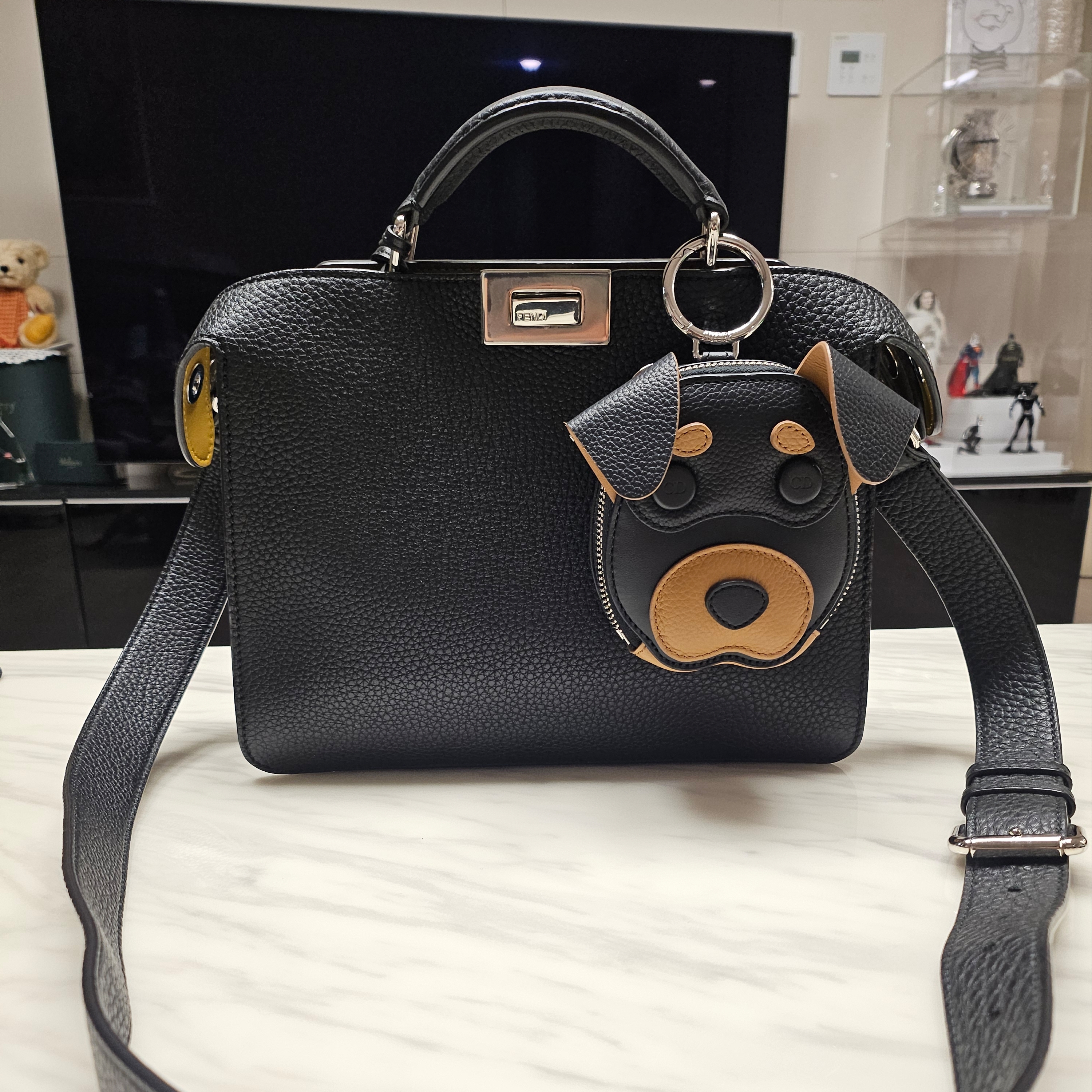 Dior Mini Bobby Zipped Pouch Grained and Smooth Calfskin Brown Black, Fendi Peekaboo I See U Leather Bag Brown 착용 스타일 - 3