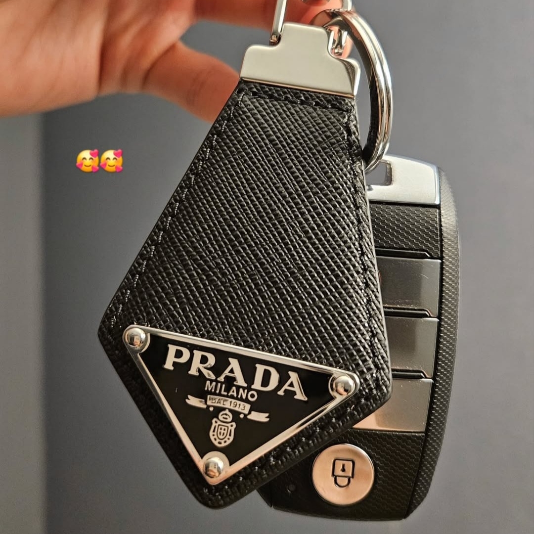 Prada Saffiano Leather Triangle Logo Keychain Black 착용 스타일