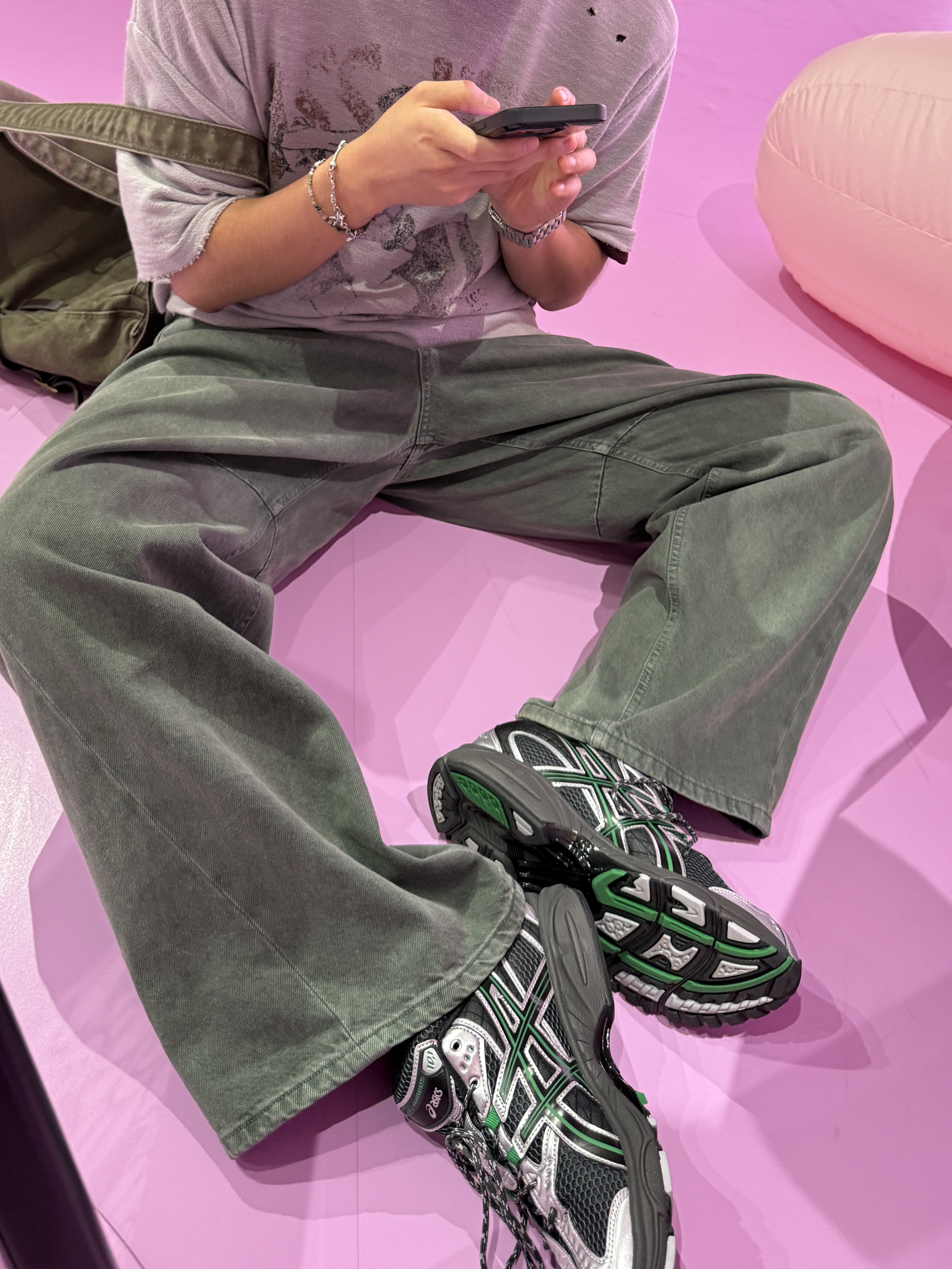 Asics Gel-Nimbus 10.1 Obsidian Grey Green Basil 착용 스타일