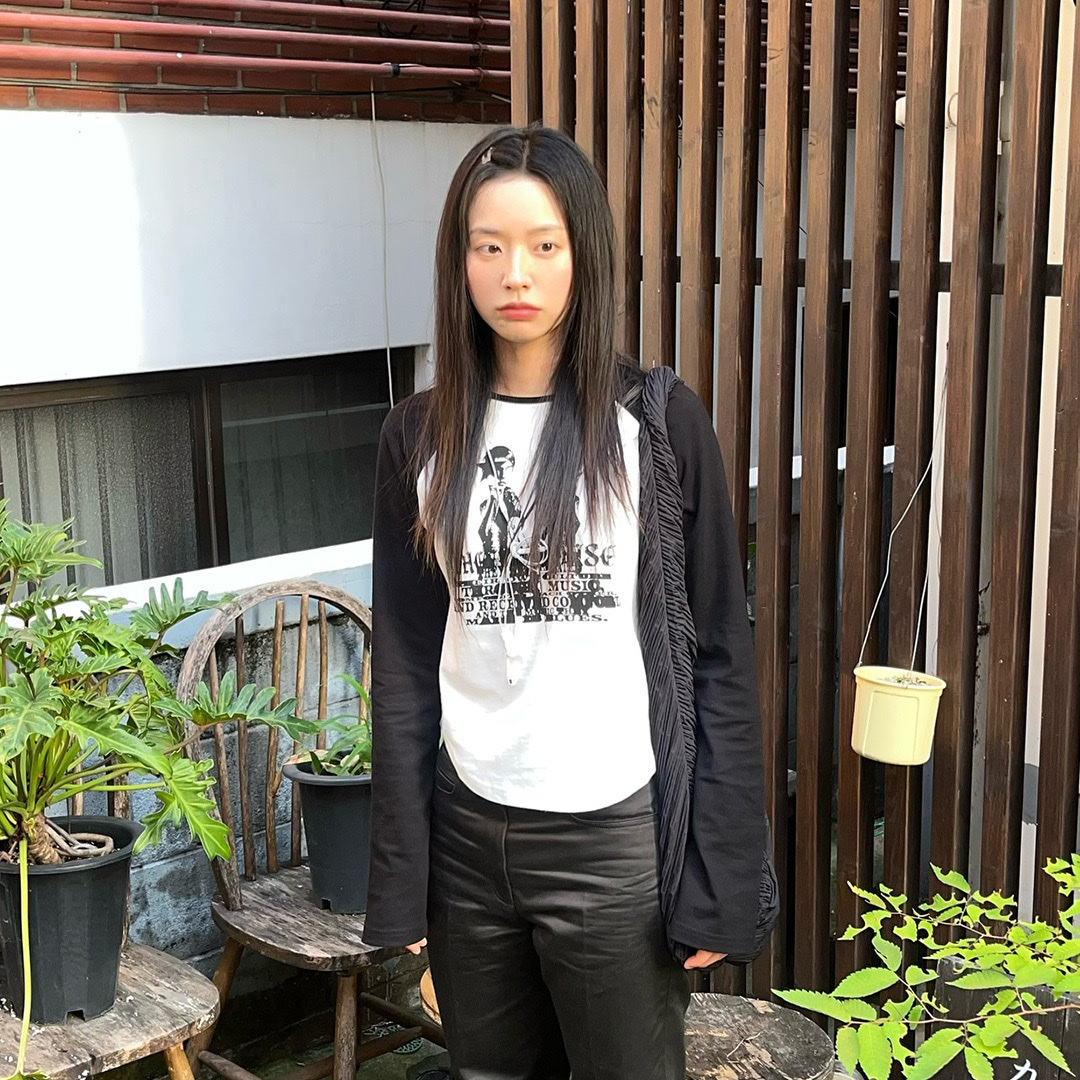 Thevinylhouse Twin Raglan LS Tee White 착용 스타일