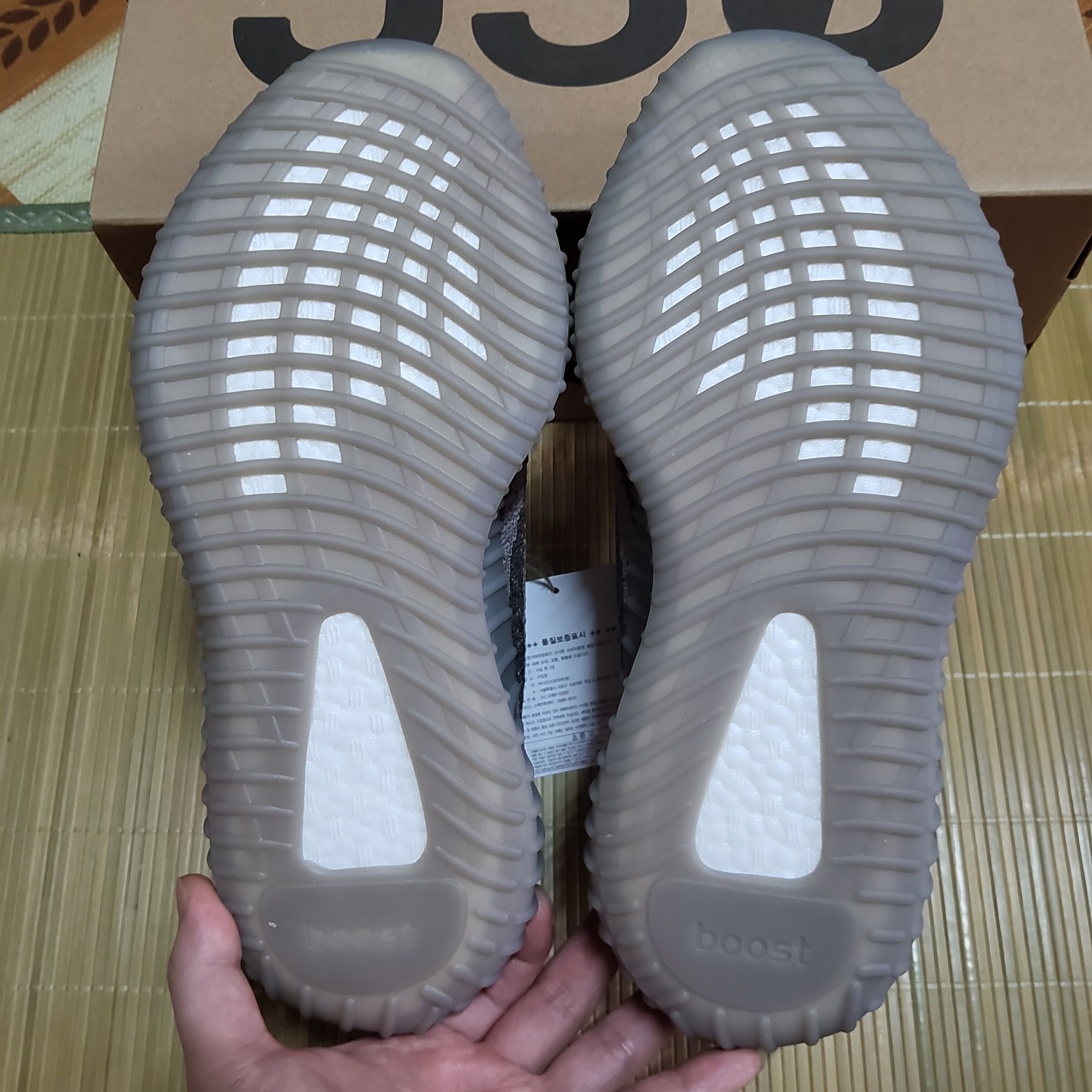Adidas Yeezy Boost 350 V2 Beluga - Reflective 착용 스타일 - 8