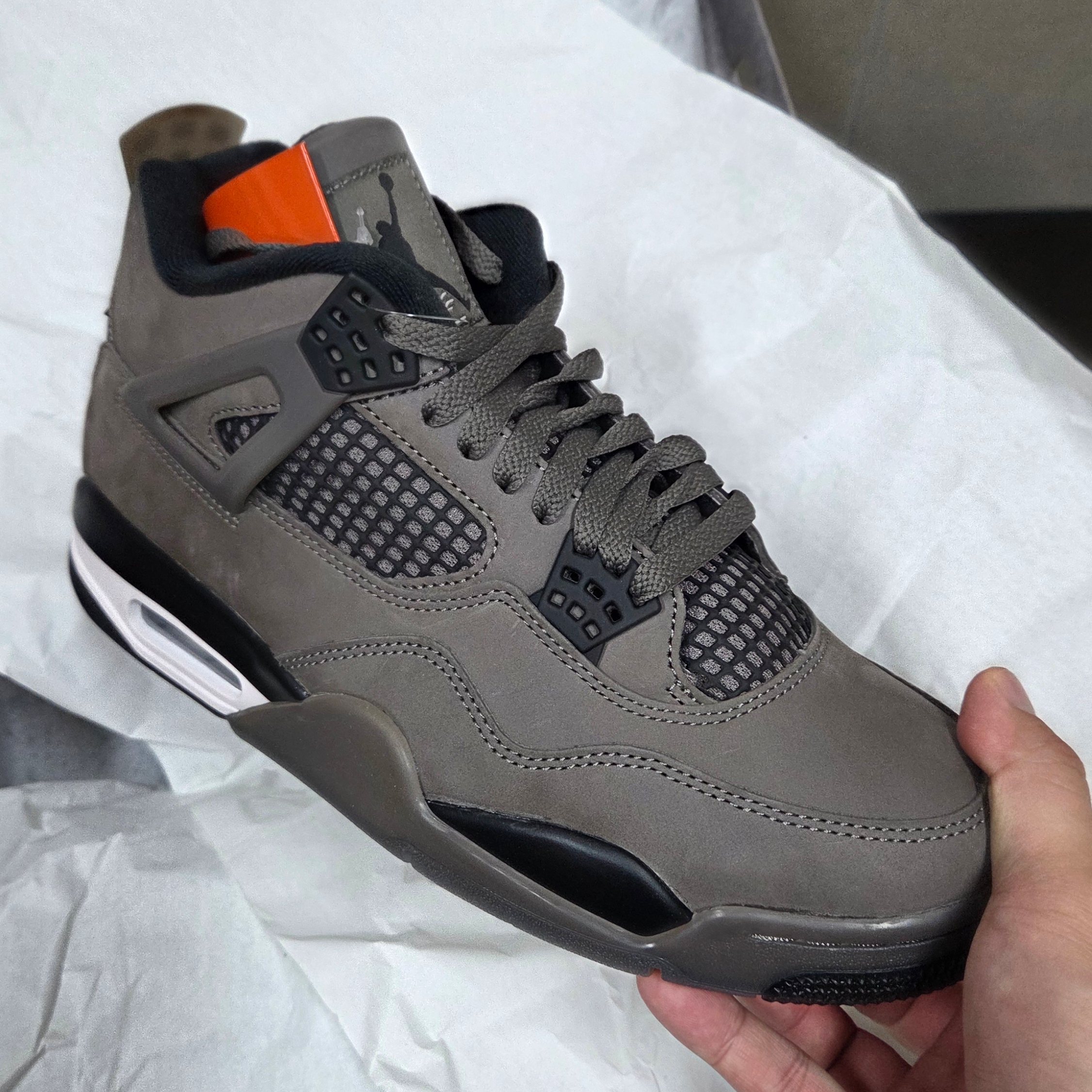 Jordan 4 Retro Cave Stone and Black 착용 스타일 - 1