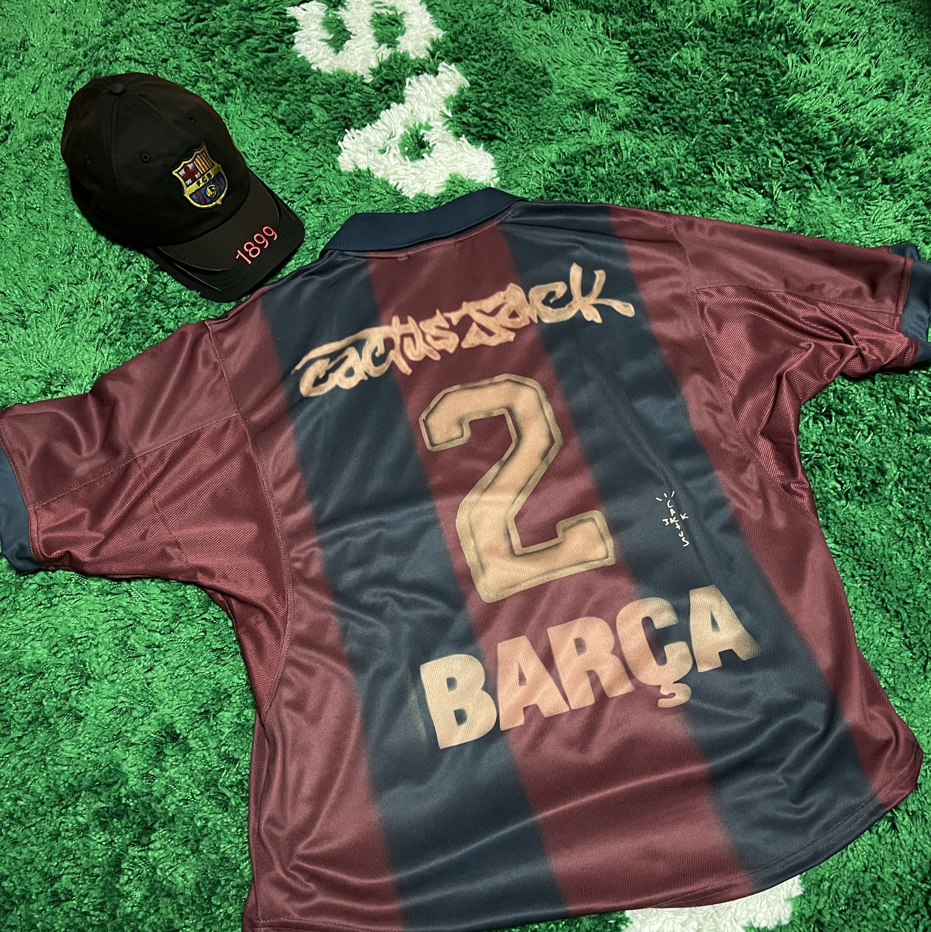 Travis Scott Cactus Jack FC Barcelona 899 Distressed Hat Multicolor, Nike FC Barcelona x Travis Scott Retro 2000/01 Home Skeleton Jersey Multicolor (Non Marking Ver.) 착용 스타일 - 2