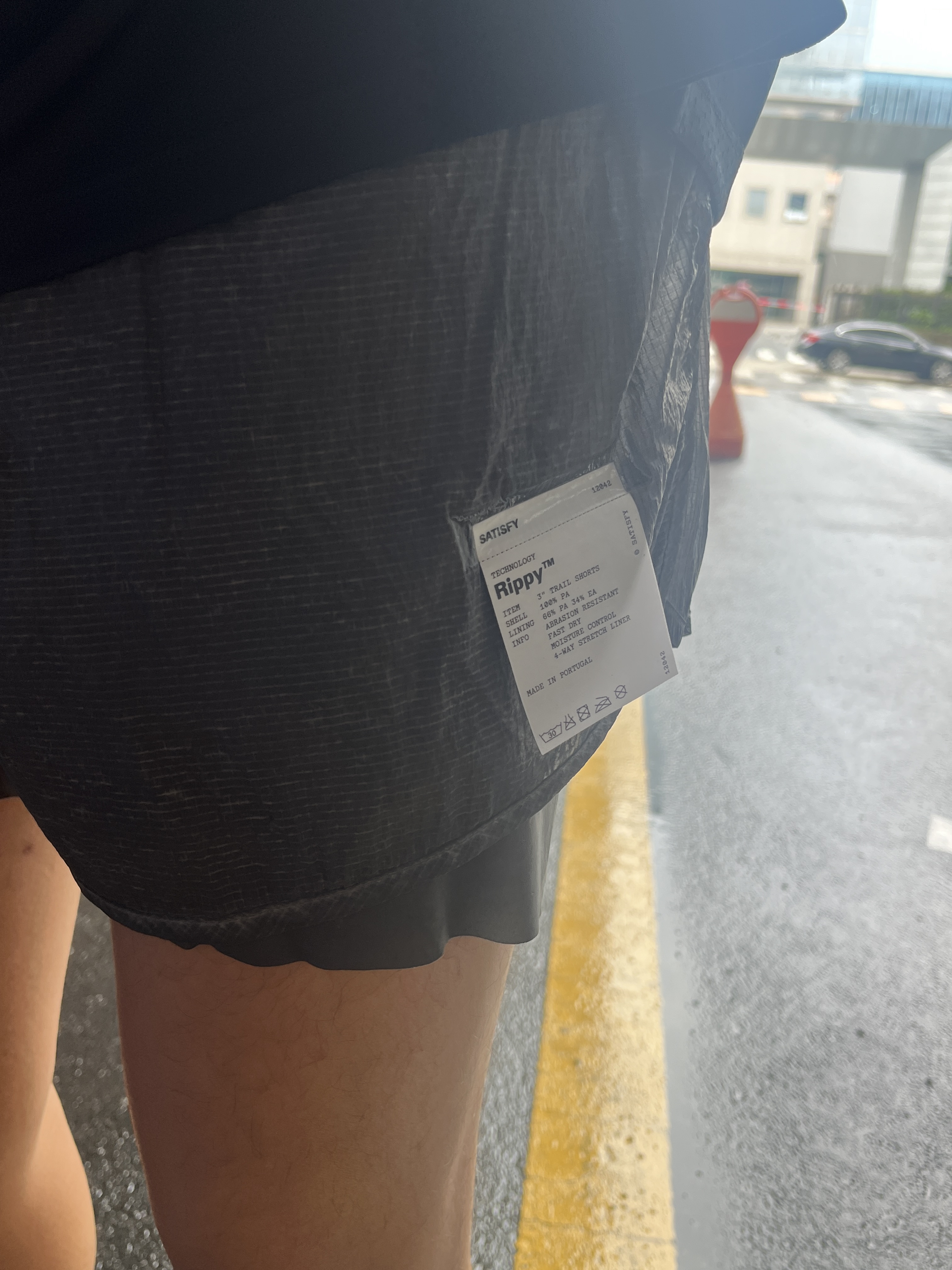 Y-3 Adios Pro 4 Beige Orbit Grey, Satisfy Rippy 3 Inch Trail Shorts Aged Black 착용 스타일 - 2