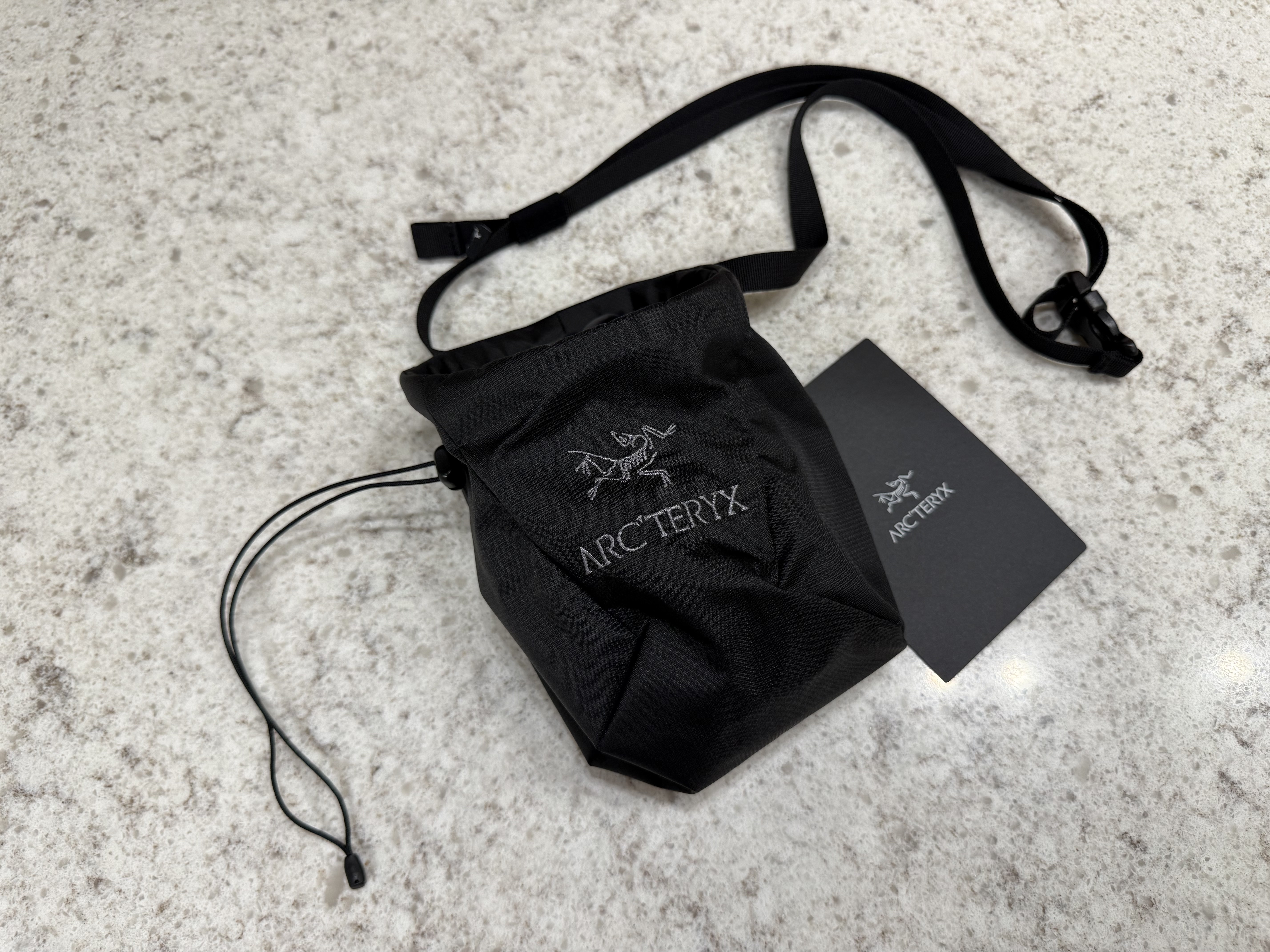 Arc'teryx Ion Lightweight Chalk Bag Black 착용 스타일 - 1
