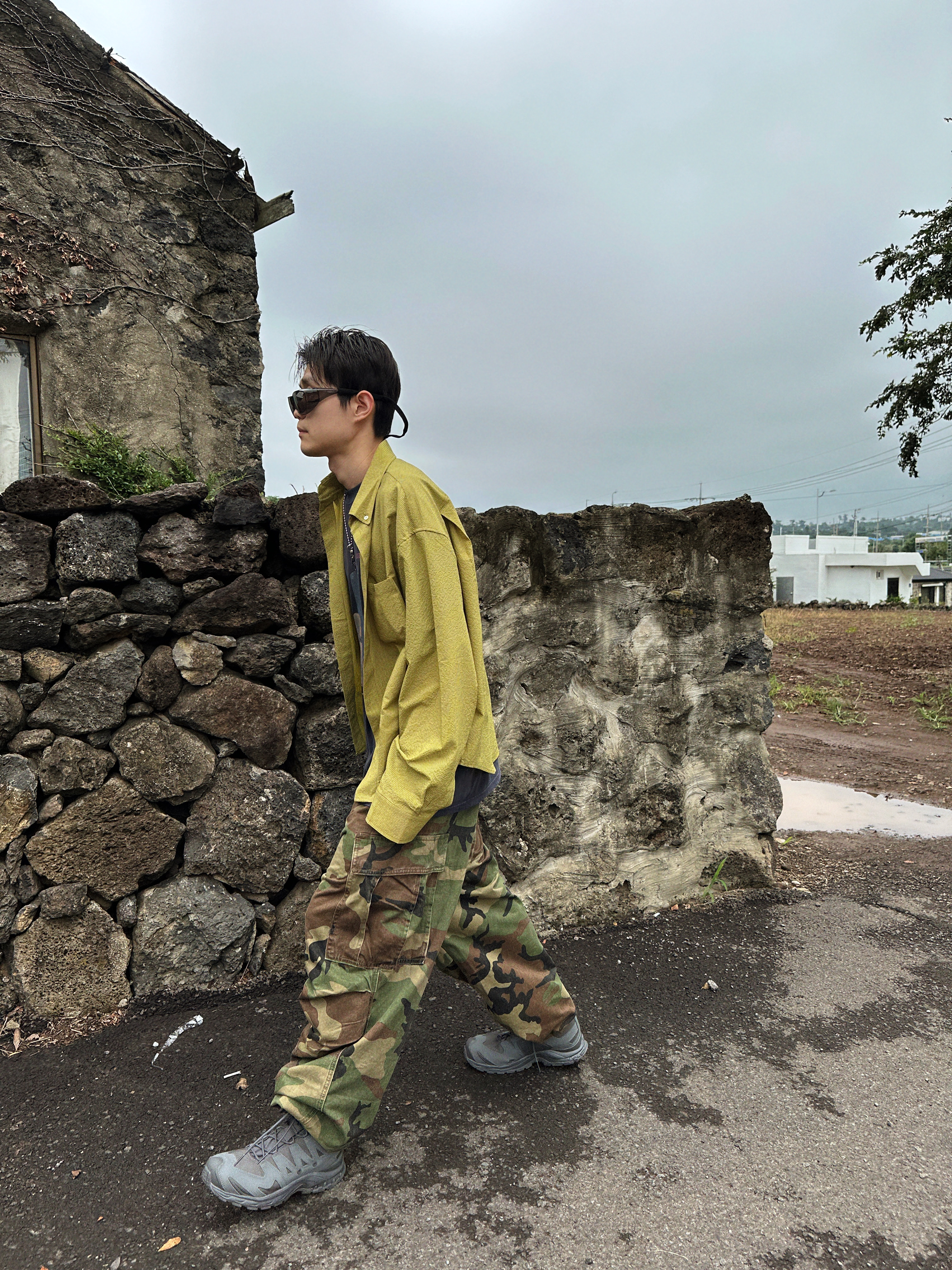 MJD Cropped Check Shirt Yellow, NOD Stone Washed Cargo Pants Camo 착용 스타일 - 2