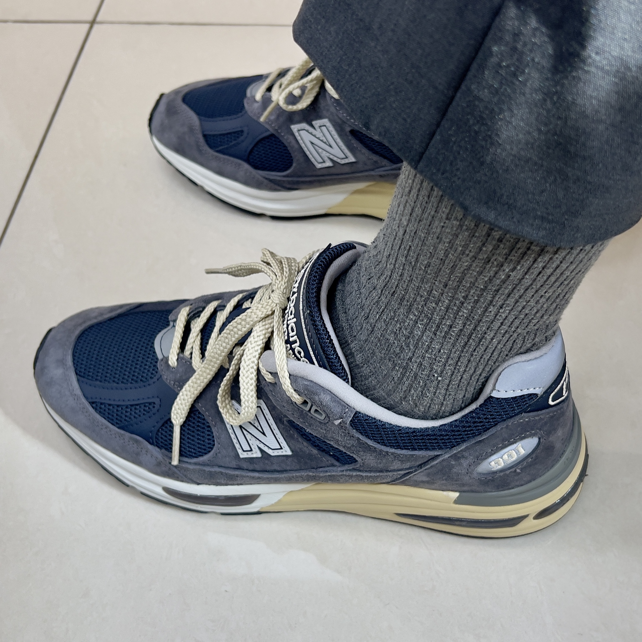 New Balance 991v2 Made in UK Dark Gull Grey 착용 스타일 - 4