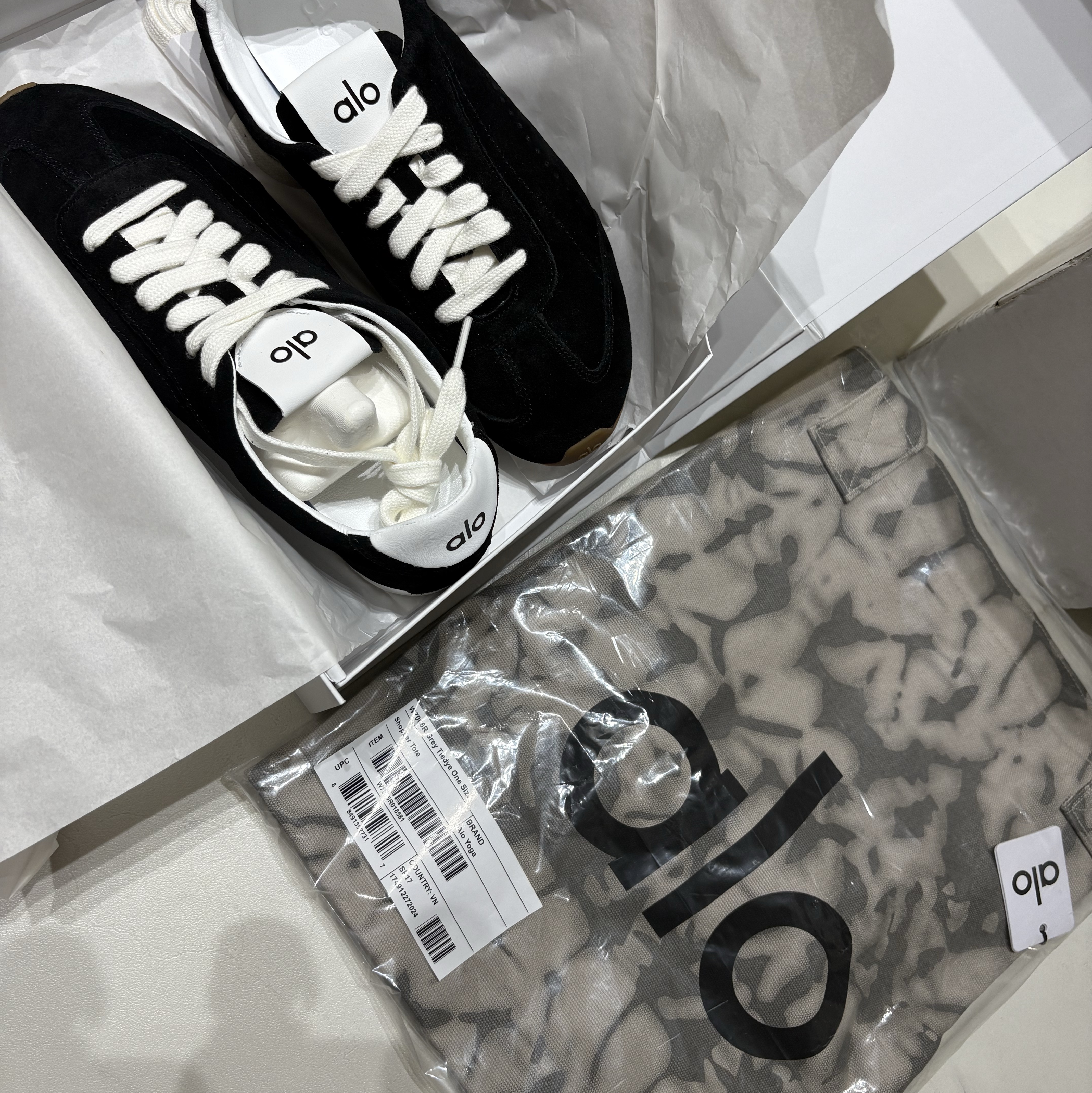 (W) Alo Yoga Sunset Sneaker Black, Alo Yoga Iconic Shopper Tote Bag Grey Tiedye 착용 스타일