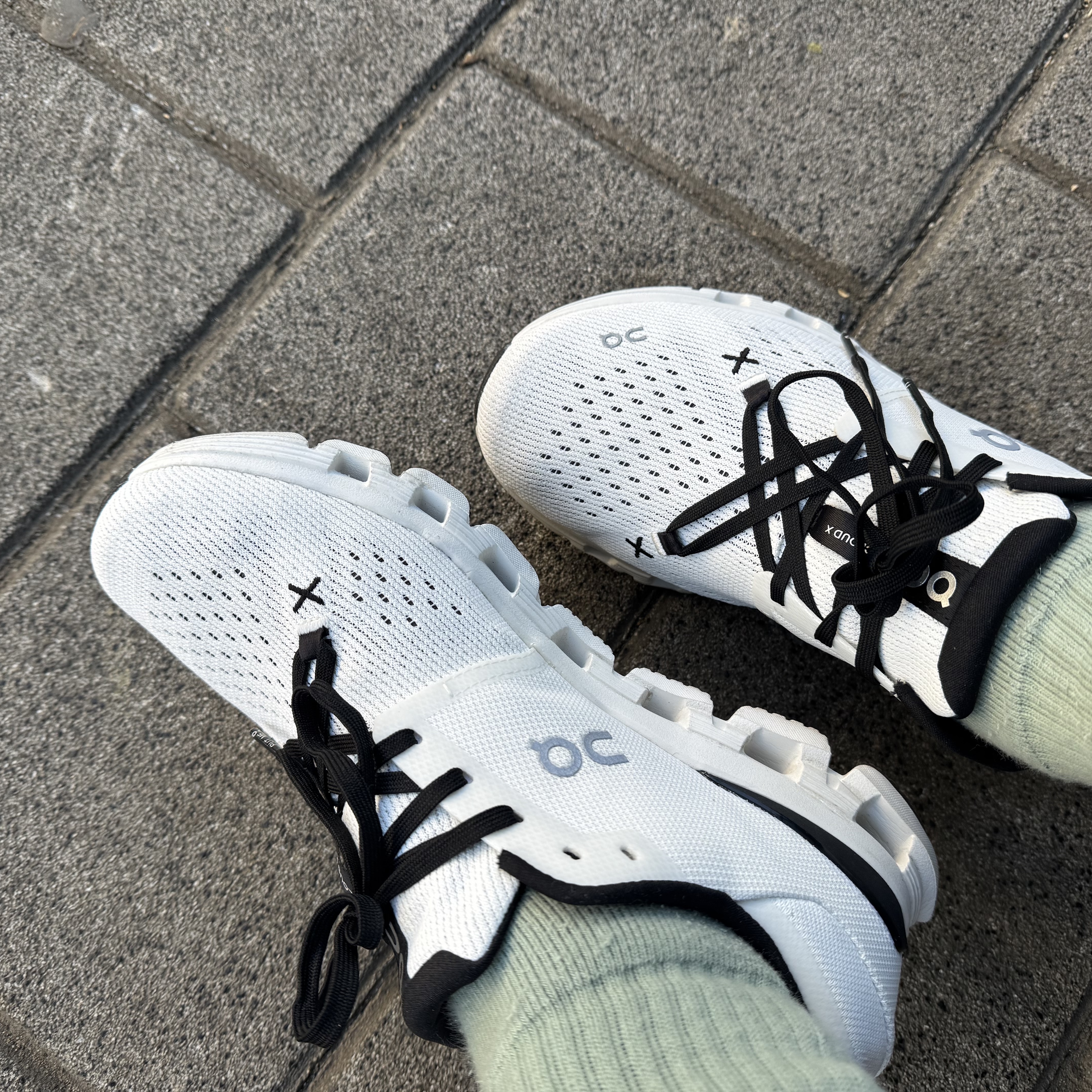 (W) On Running Cloud X 4 Ivory Black 착용 스타일