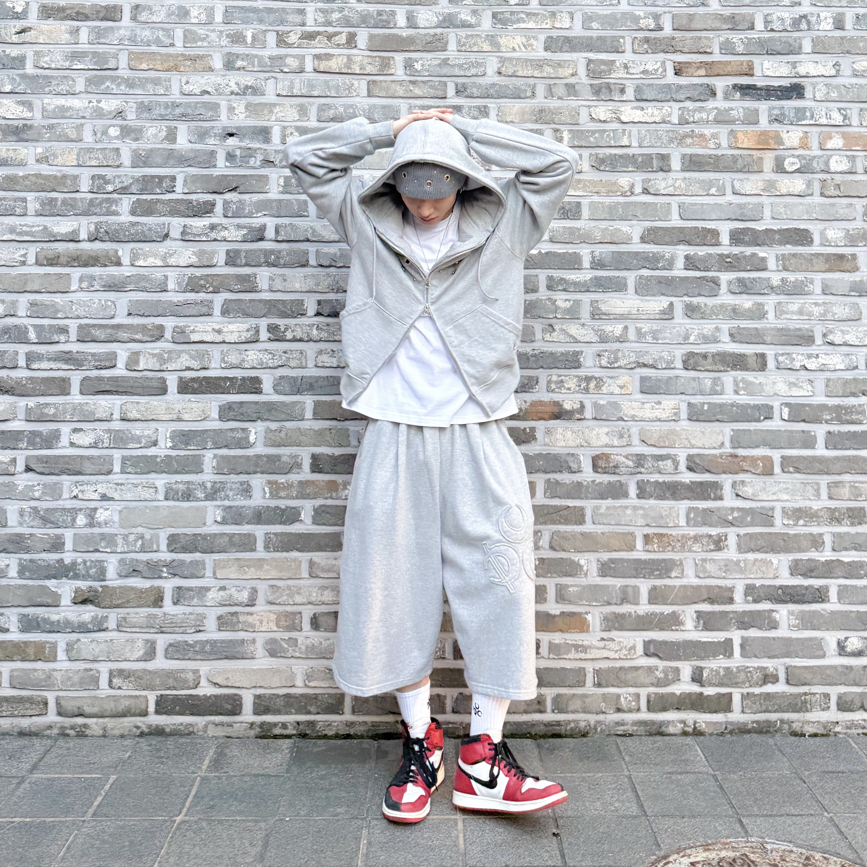 DAUSPICE Symbol Hoodie Zip-up Gray, DAUSPICE Symbol Bermuda Sweat Shorts Gray 착용 스타일