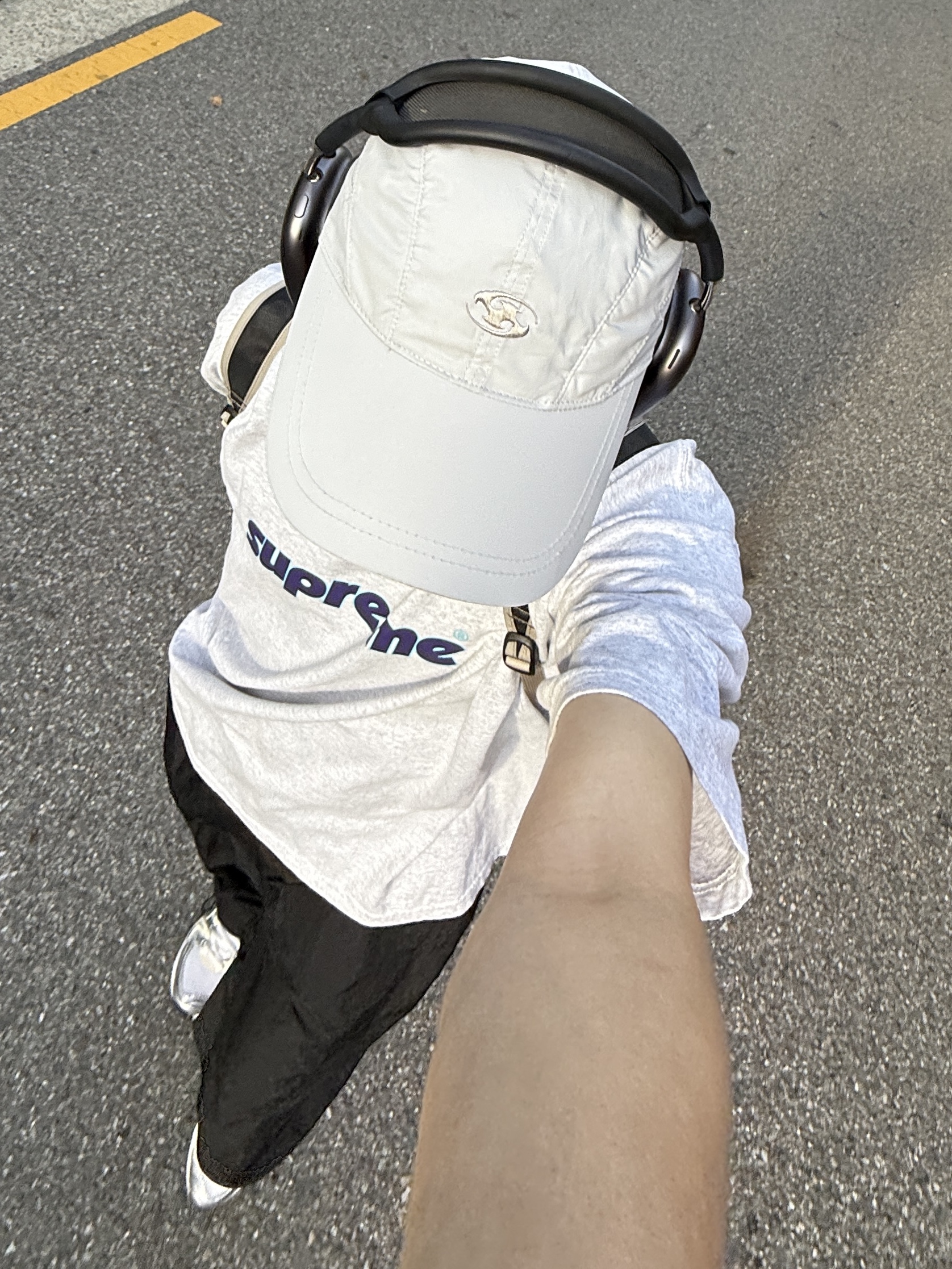 (W) Asics Gel-Kayano 14 White Midnight, Supreme Pinline T-Shirt Ash Grey - 24SS 착용 스타일 - 3