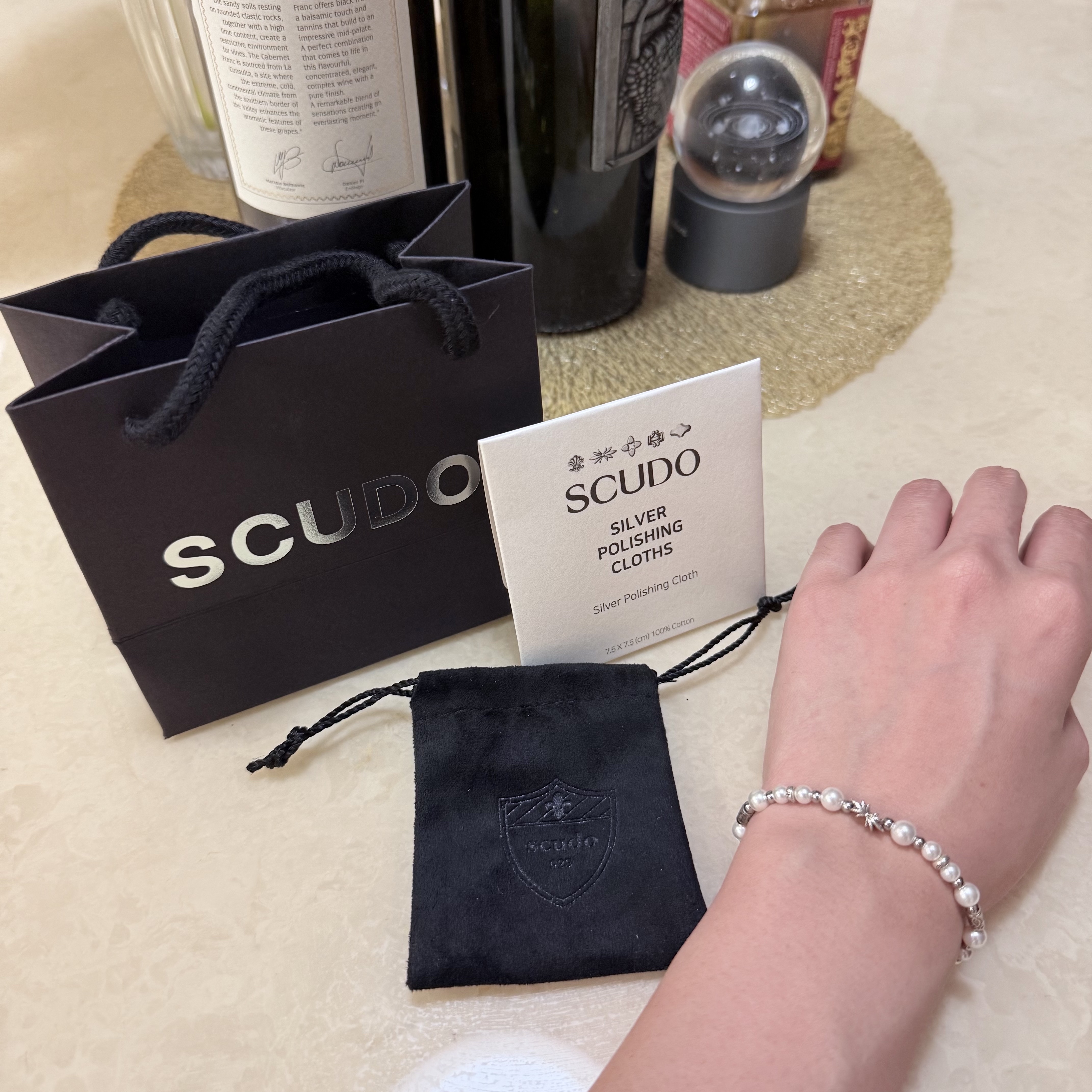 Scudo Snow White Ice Pearl Beads Bracelet 착용 스타일