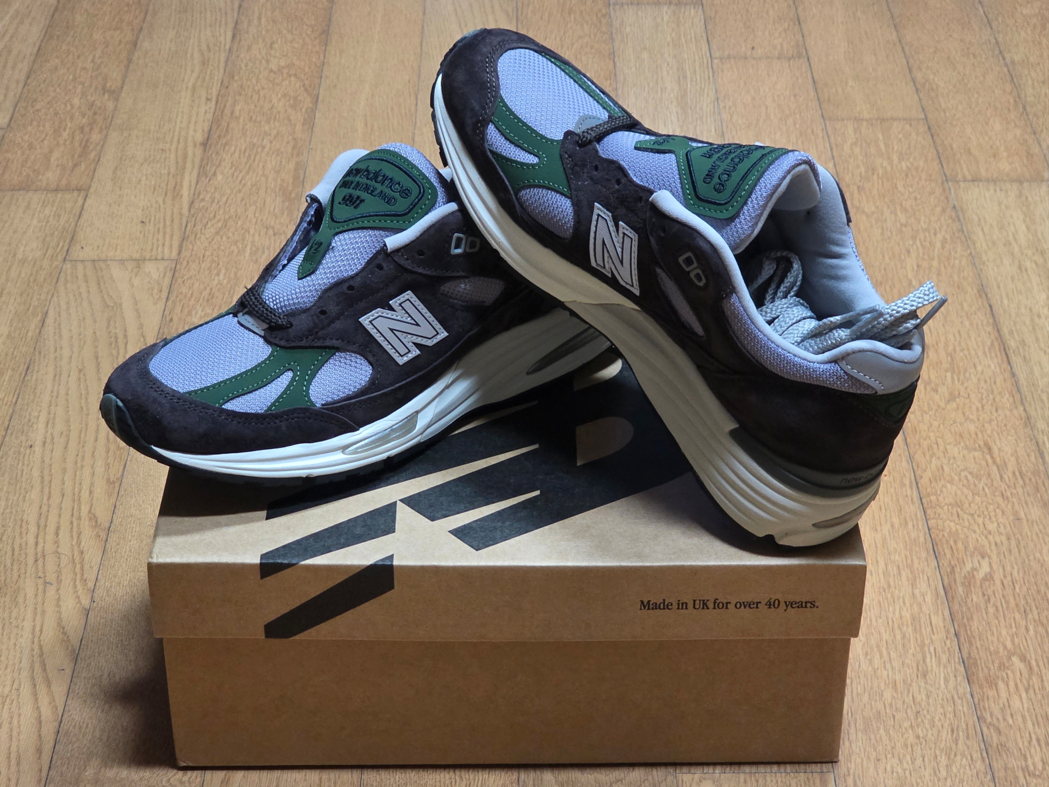 New Balance 991v2 Made in UK Licorice Douglas Fir 착용 스타일 - 1