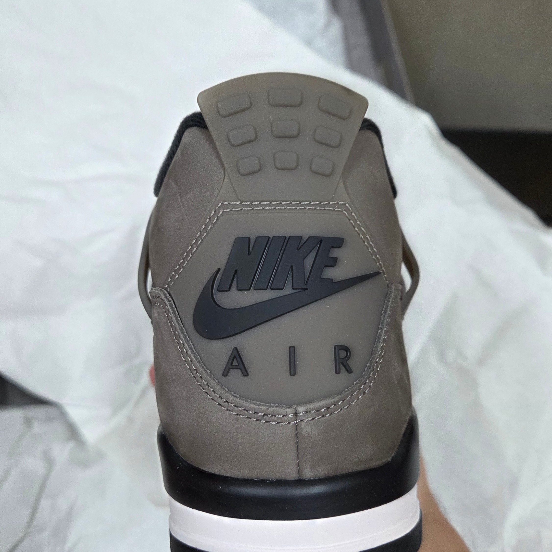 Jordan 4 Retro Cave Stone and Black 착용 스타일 - 2