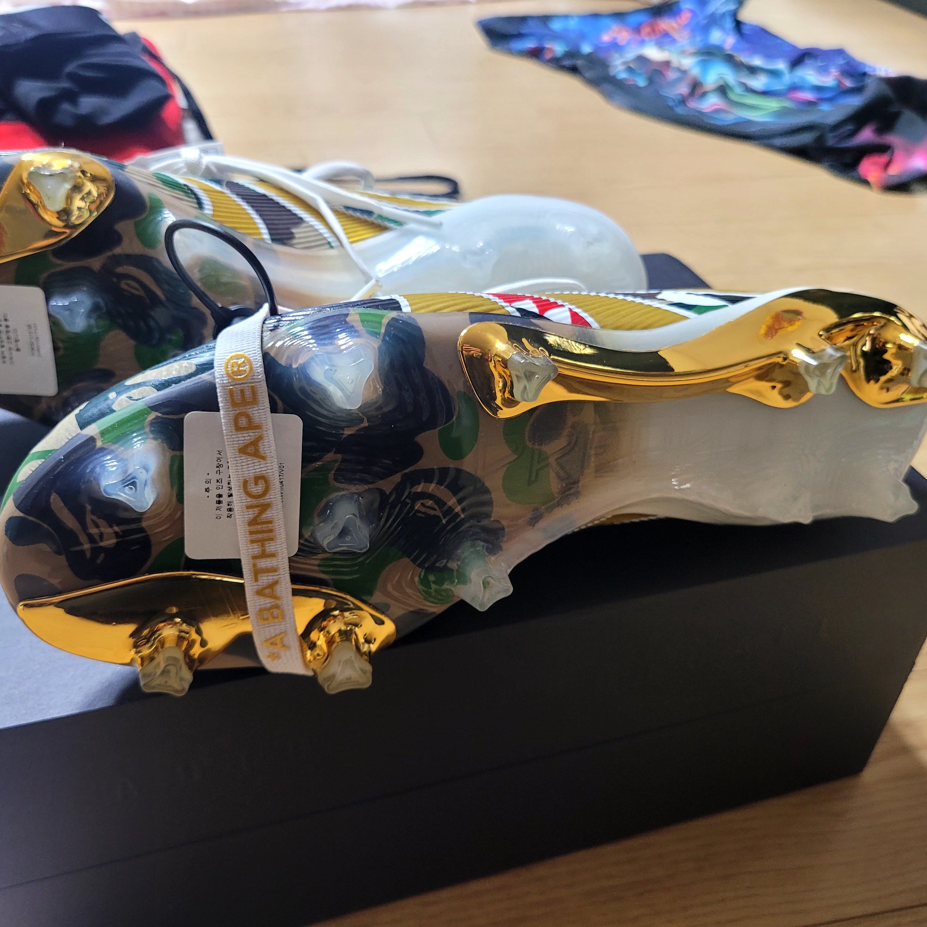 Adidas x BAPE Predator Elite FT FG M2 Hemp Gold Metallic Cloud White 착용 스타일 - 4