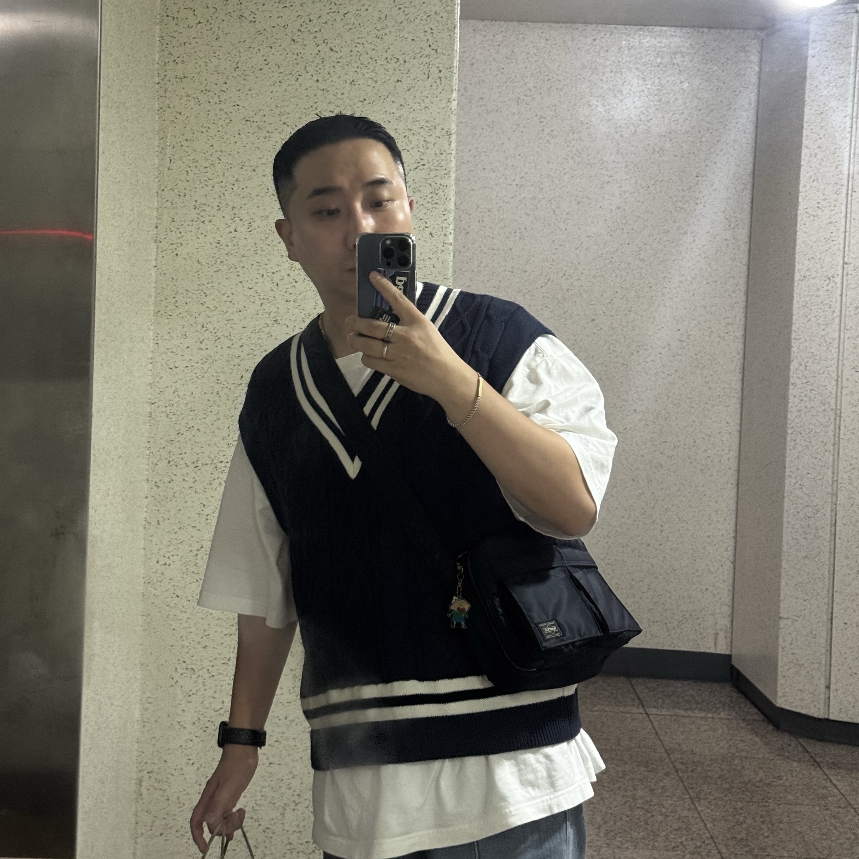Porter Tanker Shoulder Bag S Iron Blue 착용 스타일