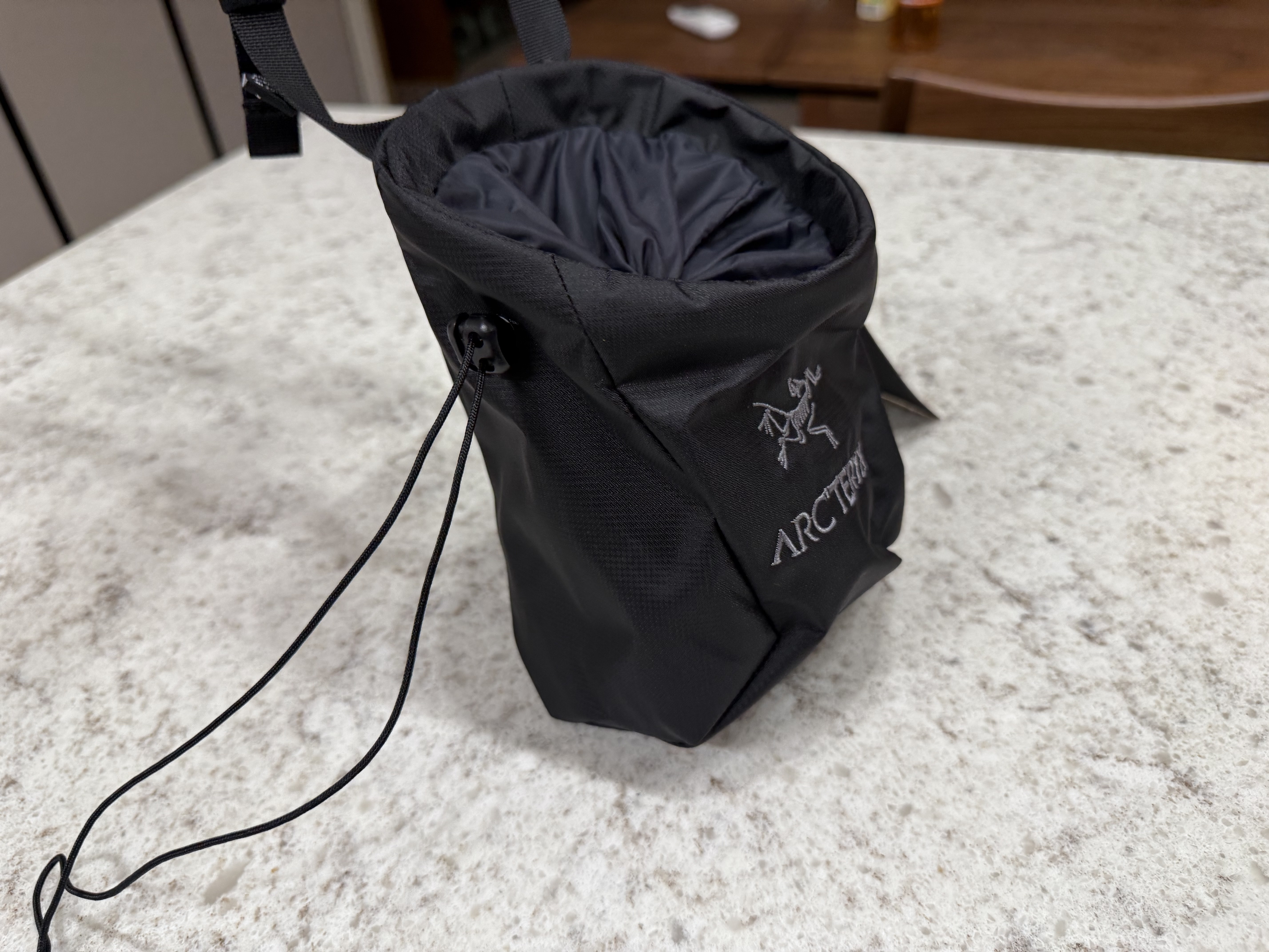 Arc'teryx Ion Lightweight Chalk Bag Black 착용 스타일 - 5