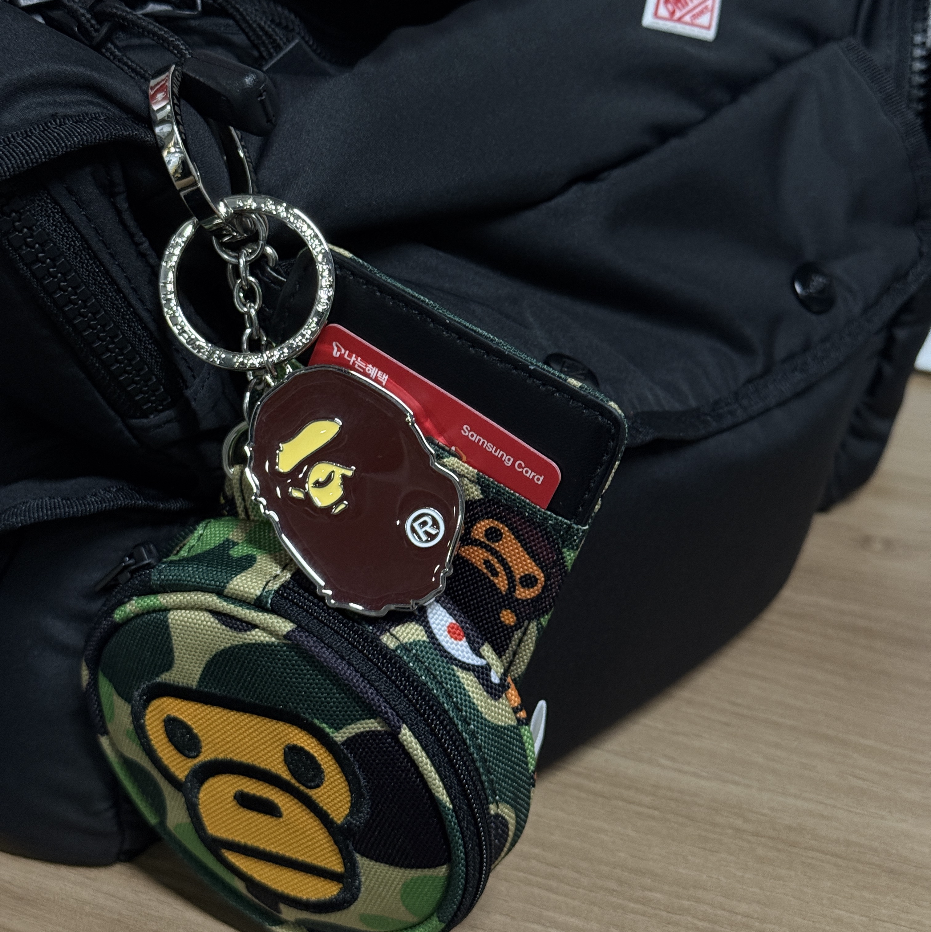 BAPE Ape Head Metal Keychain Brown, BAPE Baby Milo Mirror Card Holder Keychain Green Black 착용 스타일