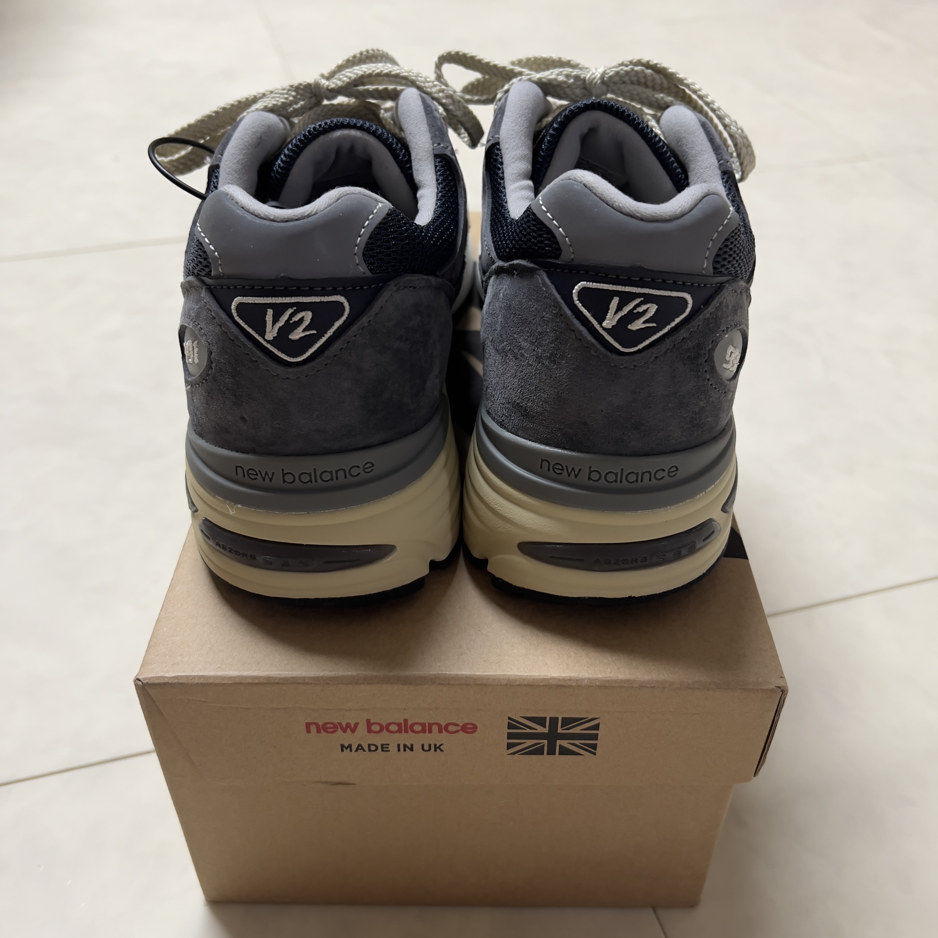 New Balance 991v2 Made in UK Dark Gull Grey 착용 스타일 - 3