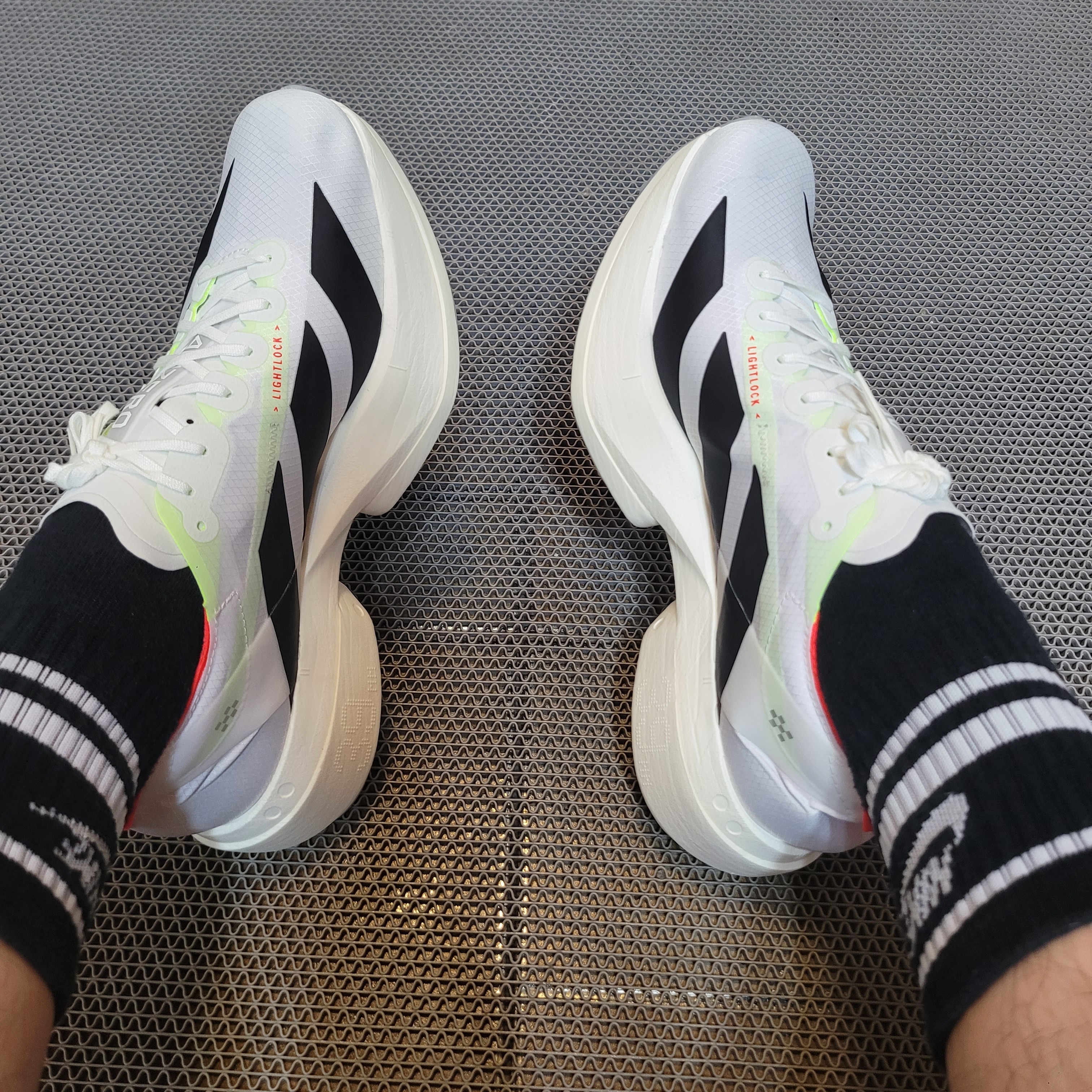 Adidas Adizero Adios Pro 4 Cloud White Core Black 착용 스타일