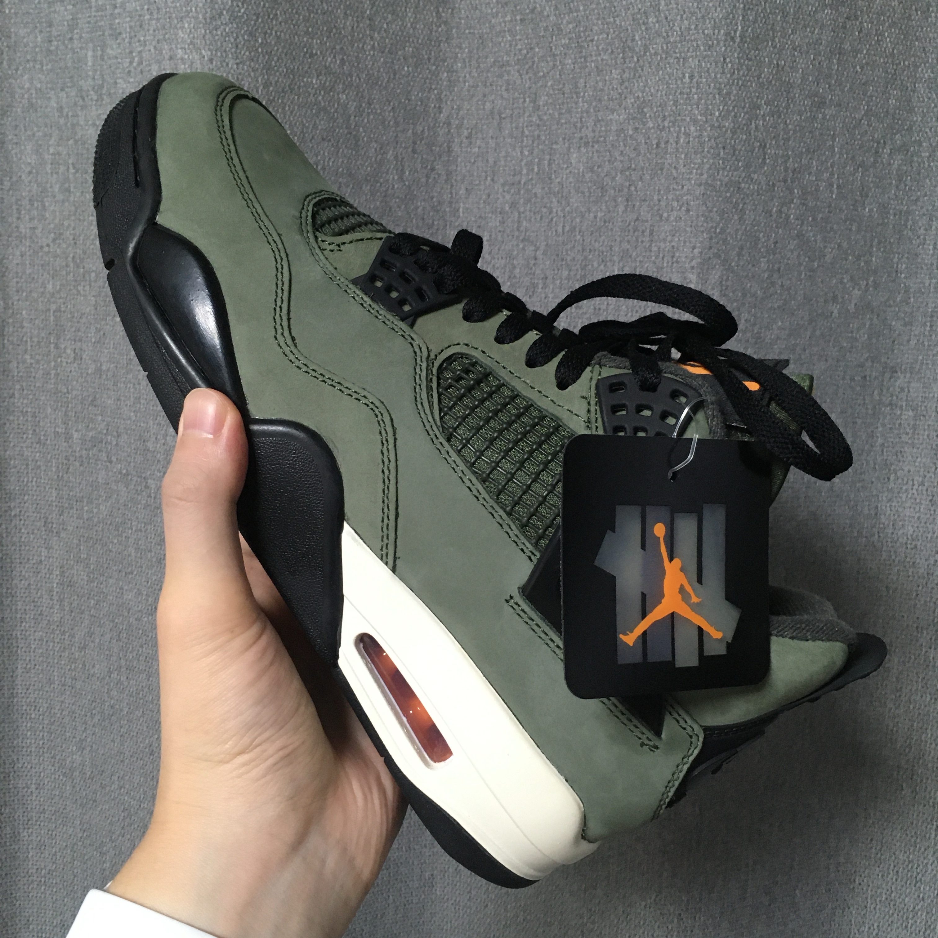 Jordan 4 x Undefeated Retro OG SP Deep Green and Clementine 착용 스타일 - 3