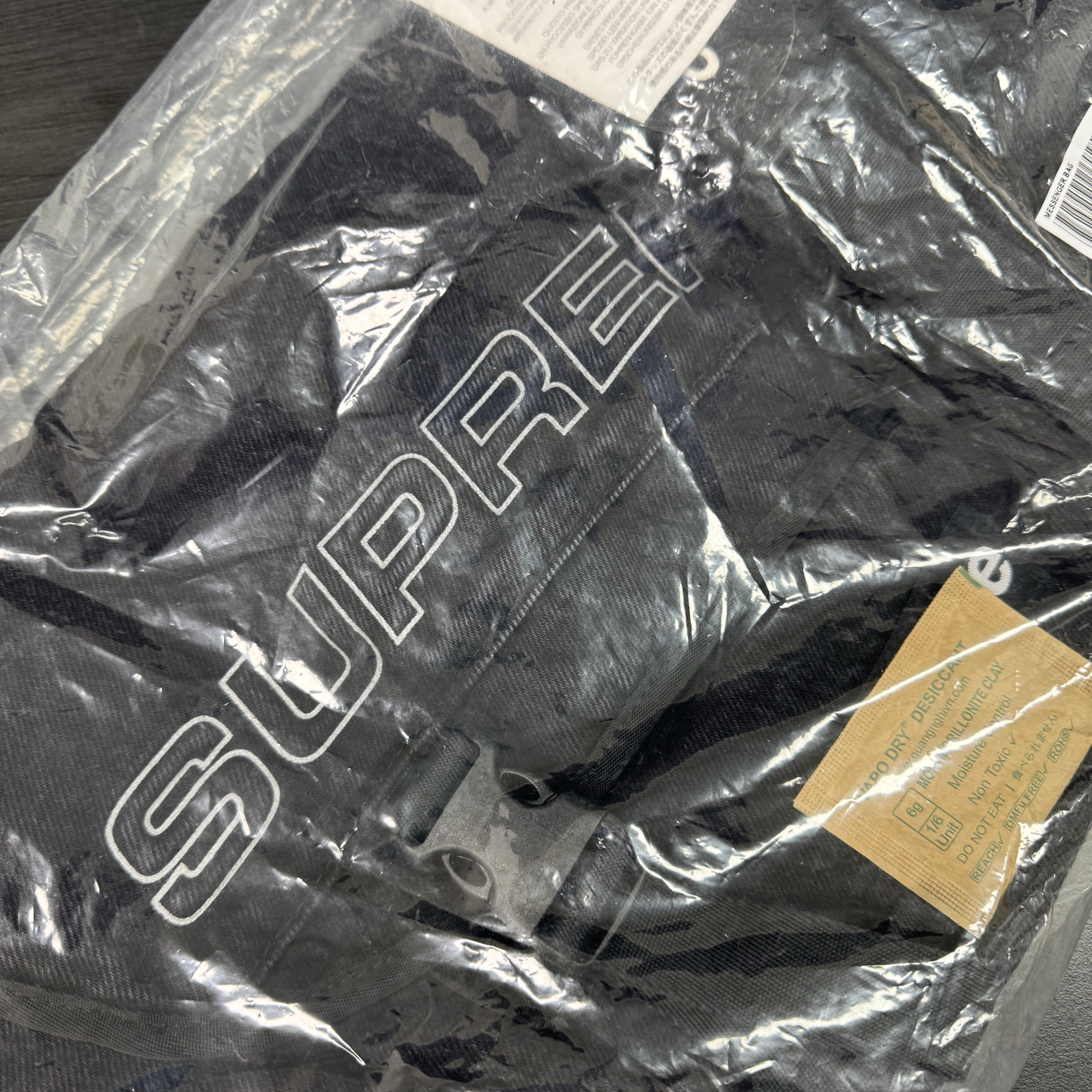 Supreme Denim Messenger Bag Black - 25FW 착용 스타일