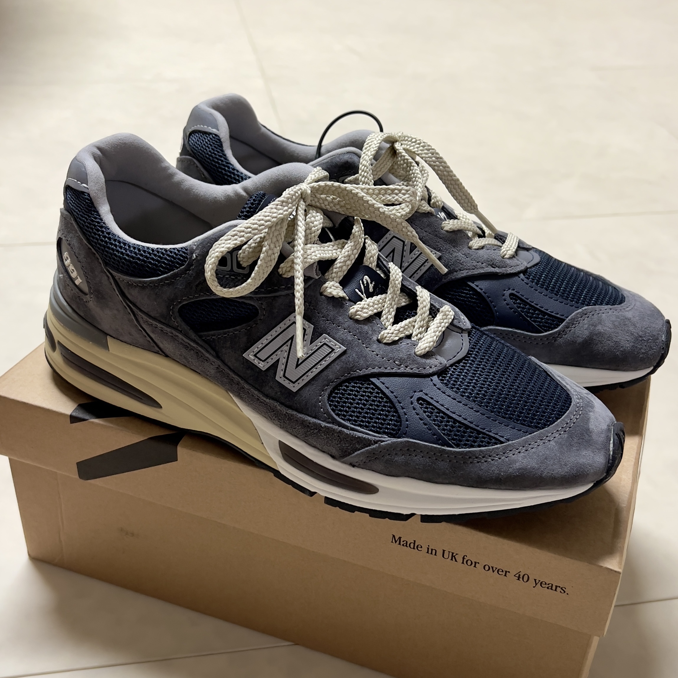 New Balance 991v2 Made in UK Dark Gull Grey 착용 스타일 - 1