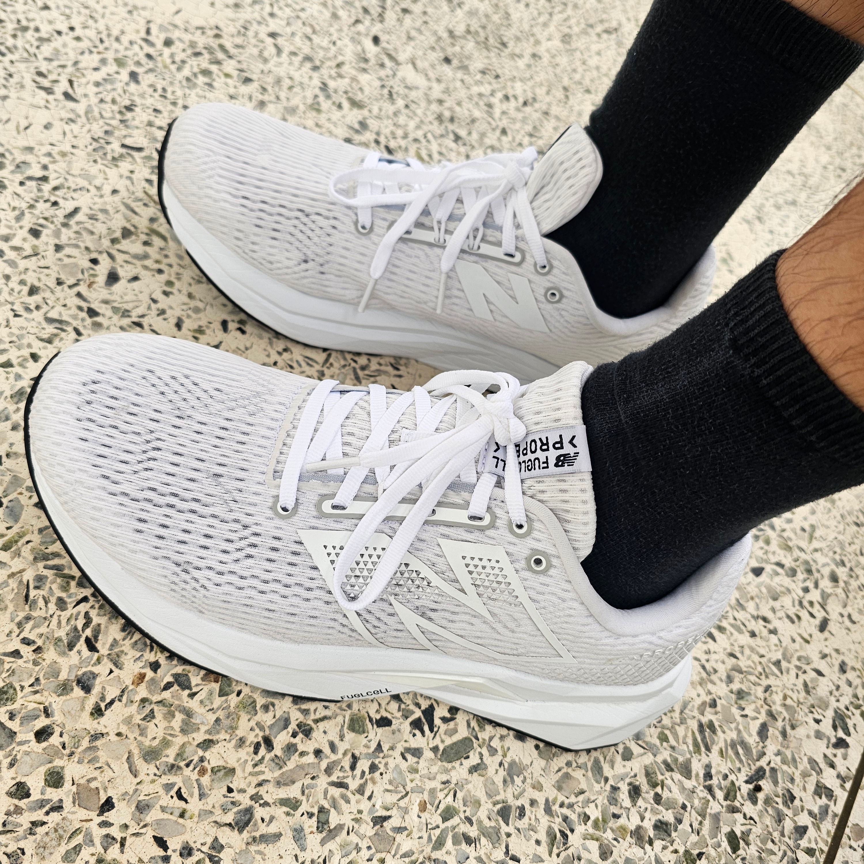 New Balance Fuelcell Propel v5 White Black - 2E Wide 착용 스타일