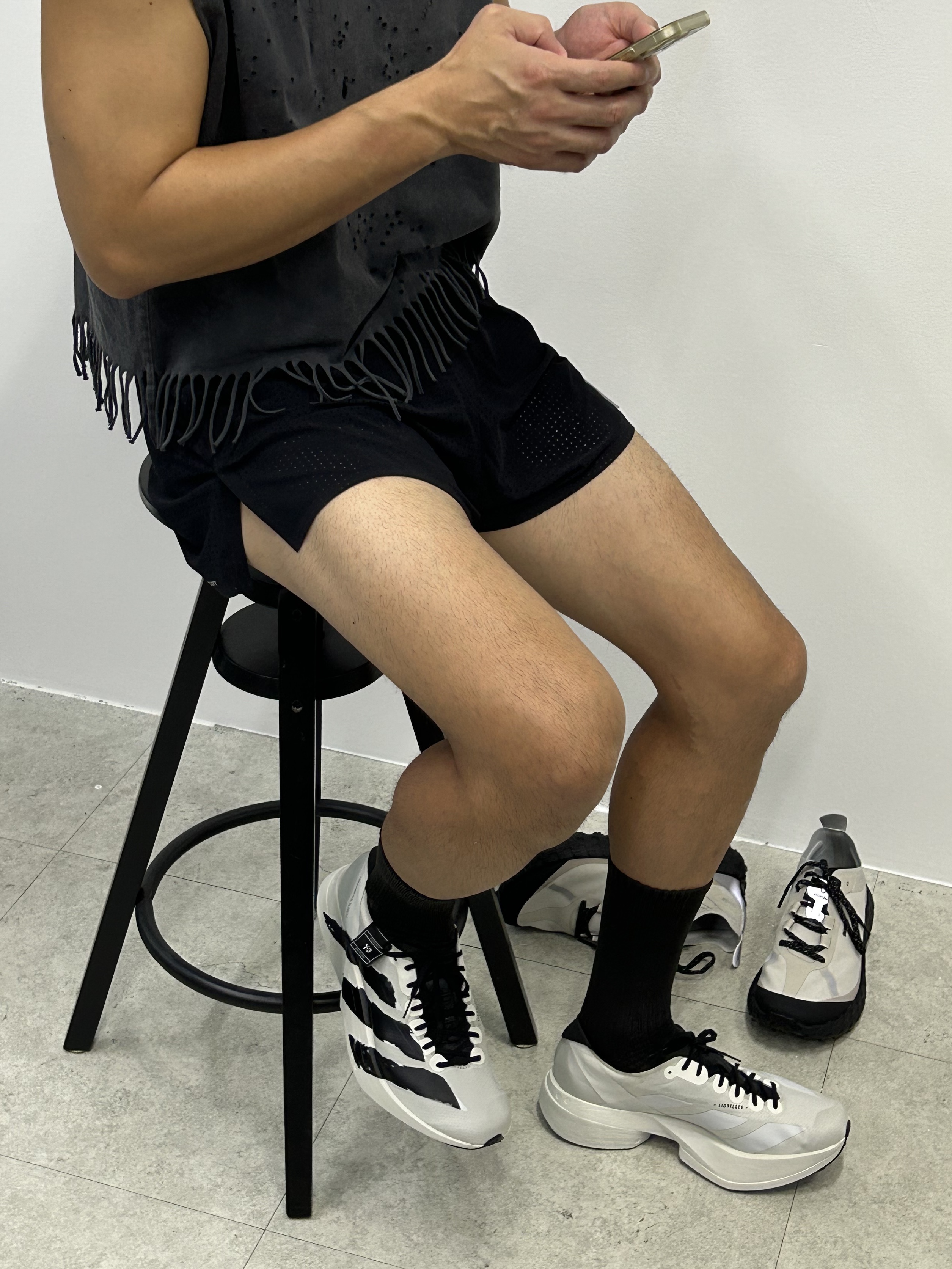 Satisfy 10th Anniversary Mothtech Cropped Fringed Muscle T-Shirt Aged Black, Y-3 Adios Pro 4 Beige Orbit Grey 착용 스타일 - 2