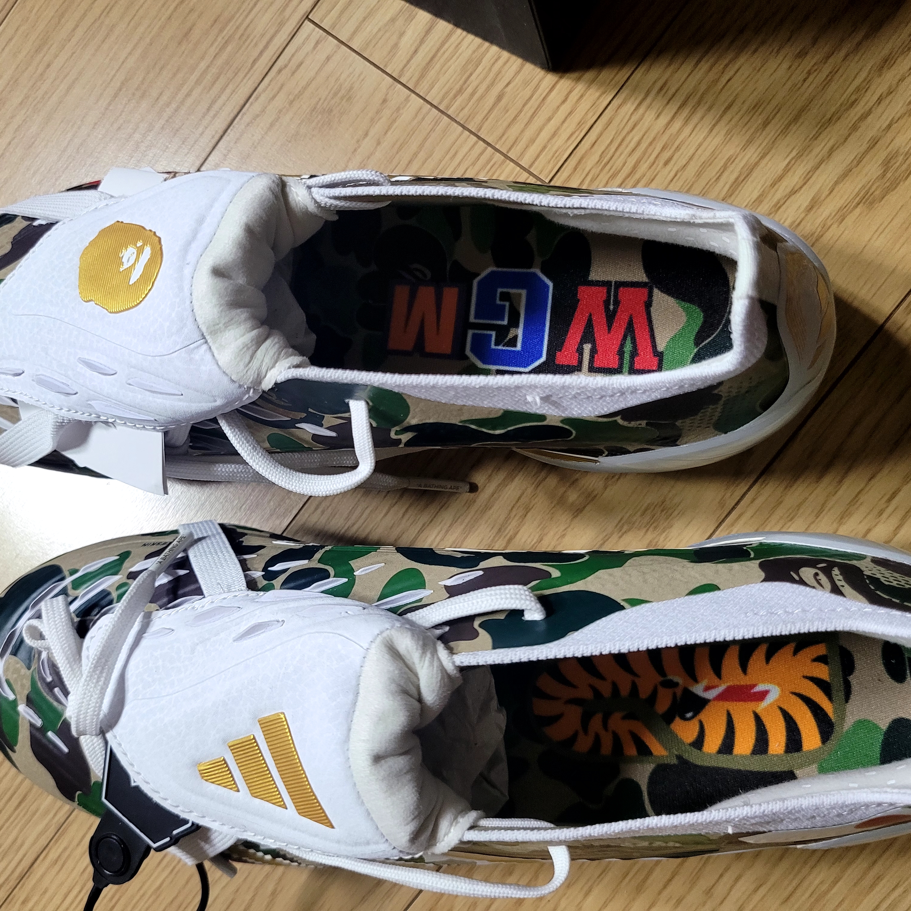 Adidas x BAPE Predator Elite FT FG M2 Hemp Gold Metallic Cloud White 착용 스타일 - 6