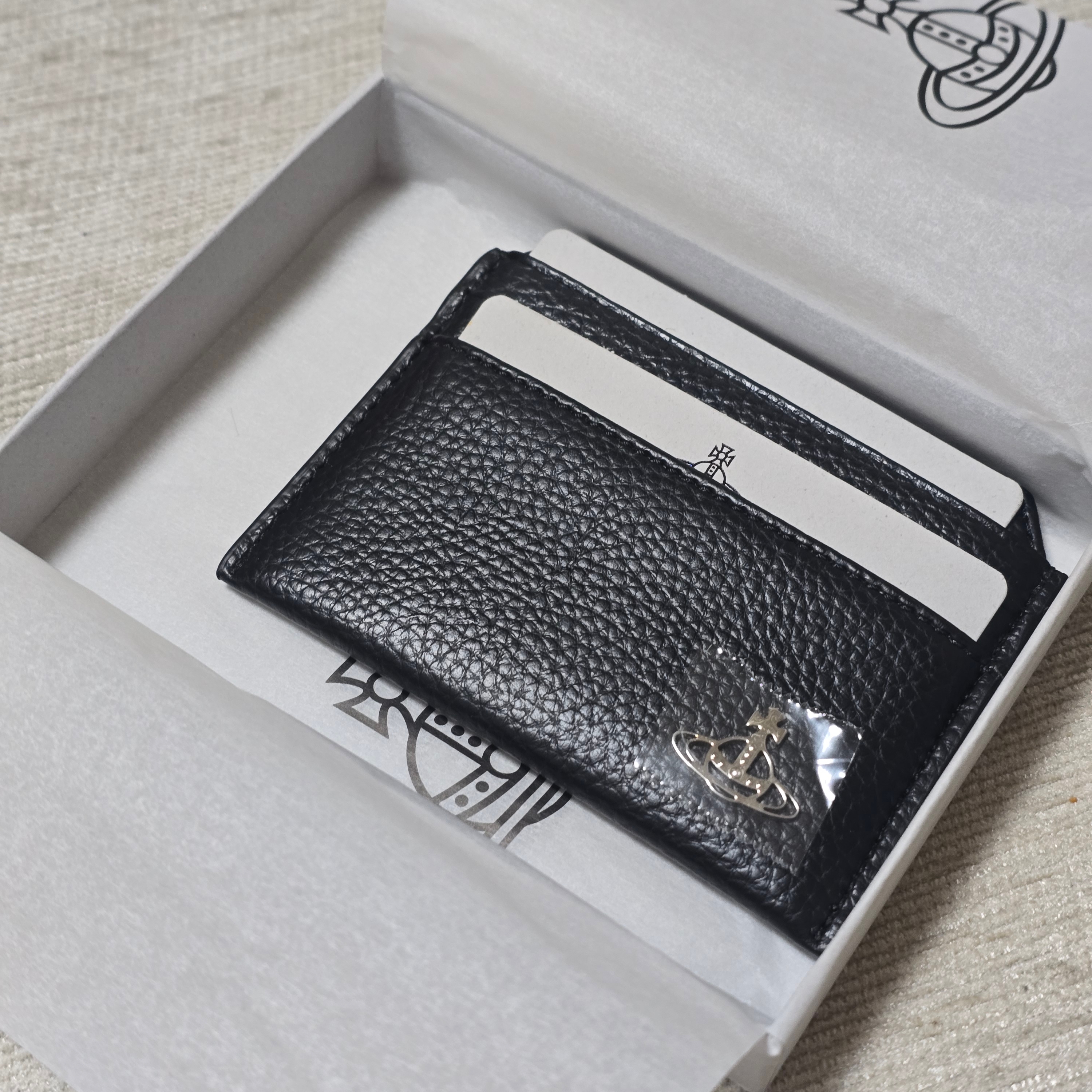 Vivienne Westwood Re-Vegan Grain Leather Silm Card Holder Black 착용 스타일 - 1