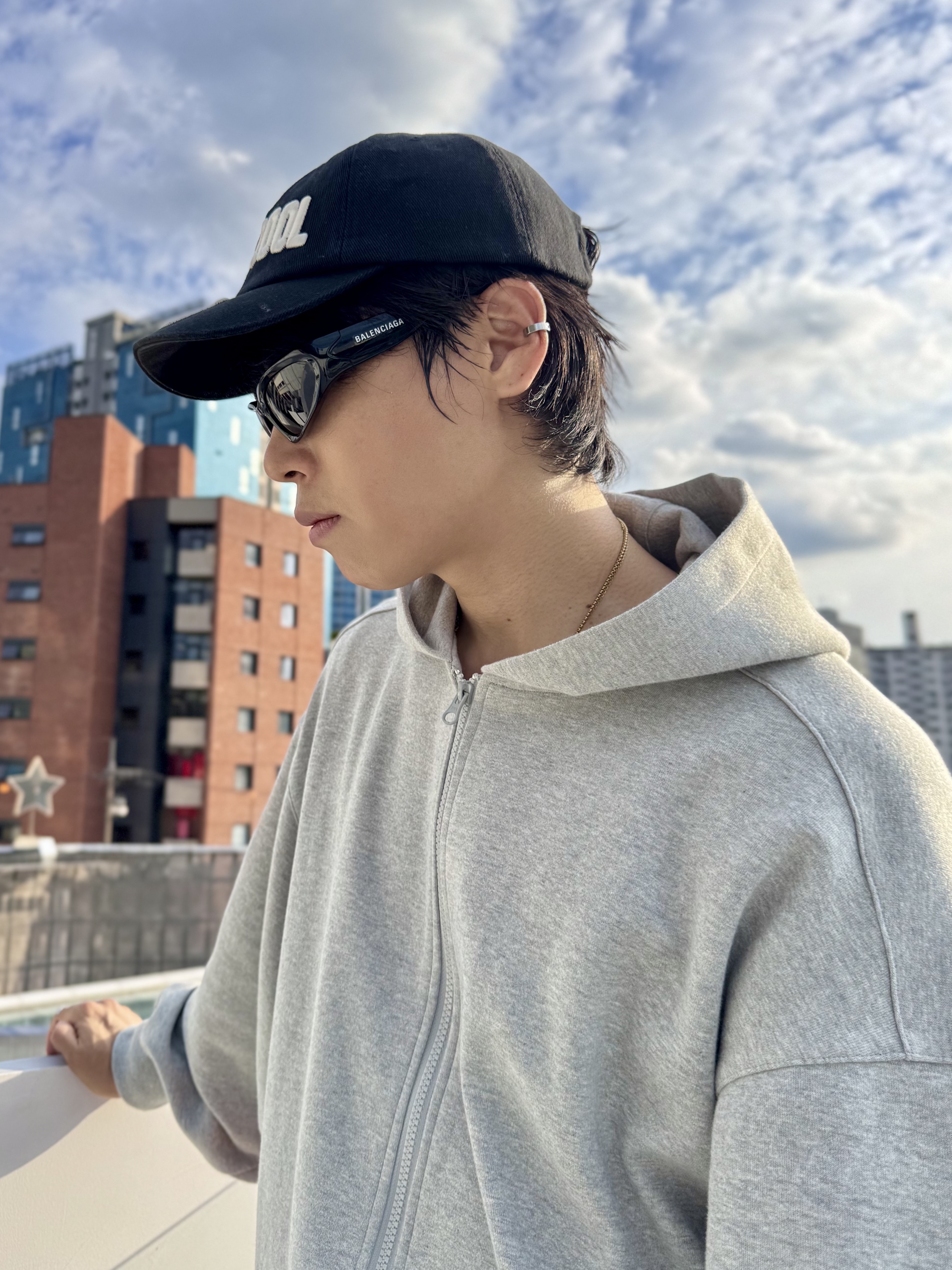 Balenciaga Swift Oval Sunglasses Black, Nonnod Scuba Pajama Pants Grey 착용 스타일 - 2