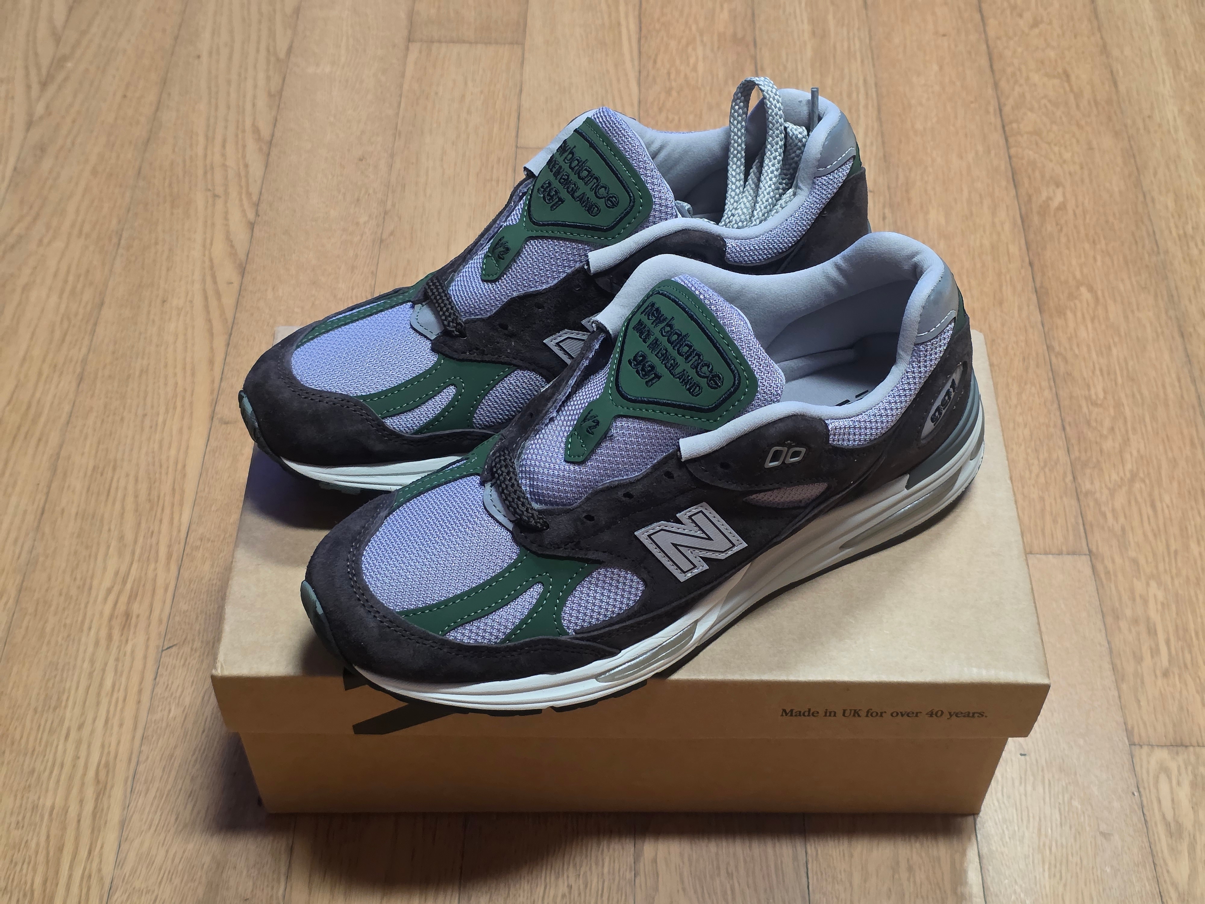 New Balance 991v2 Made in UK Licorice Douglas Fir 착용 스타일 - 2