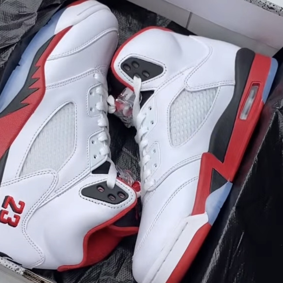 Jordan 5 Retro Fire Red Black Tongue 2025 착용 스타일 - 1