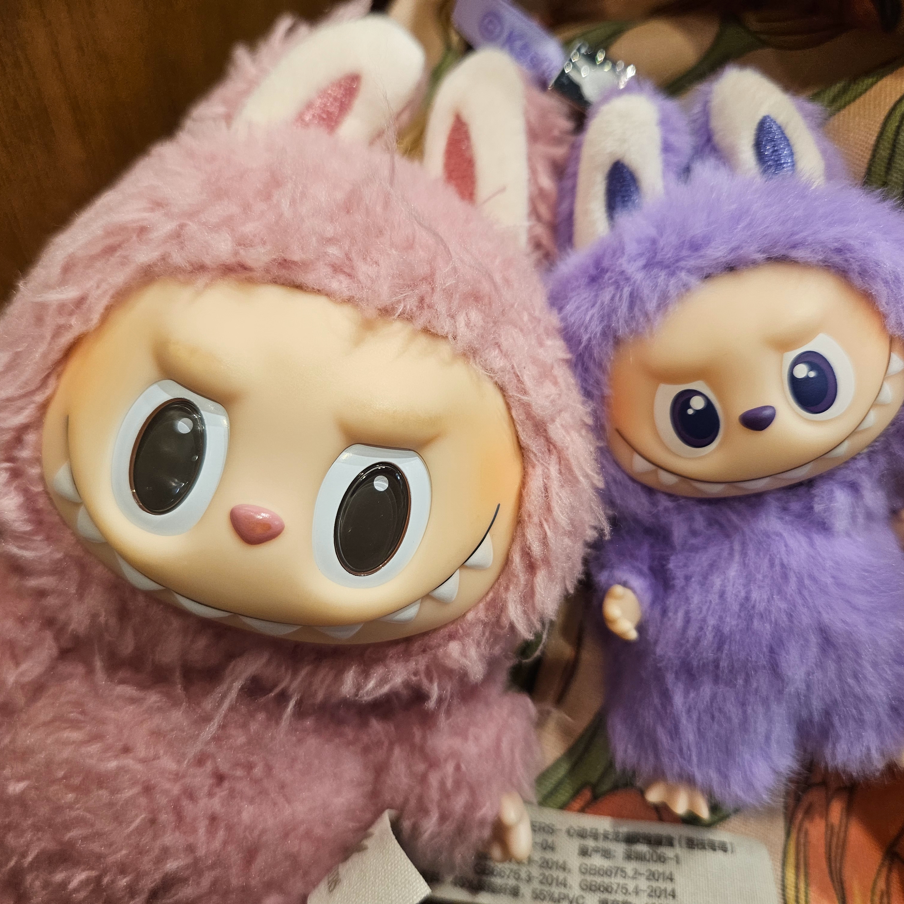 Pop Mart Labubu The Monsters Pin For Love Series Vinyl Plush Pendant (N-Z) T (Opened Case), Pop Mart Labubu The Monsters Labubu Tasty Macarons Series Lyche Berry Keyring 착용 스타일 - 1