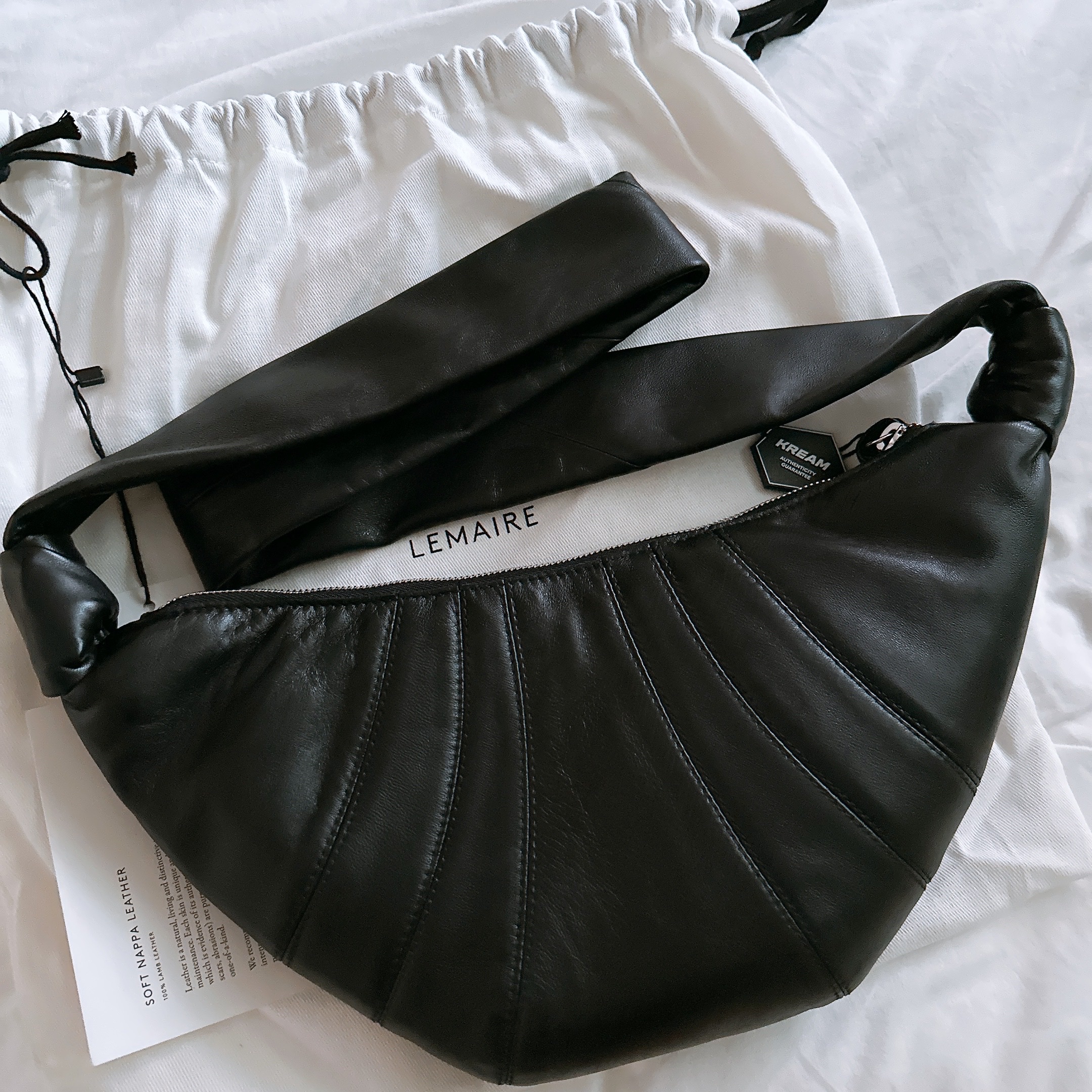 Lemaire Small Croissant Bag Soft Nappa Leather Black 착용 스타일 - 1