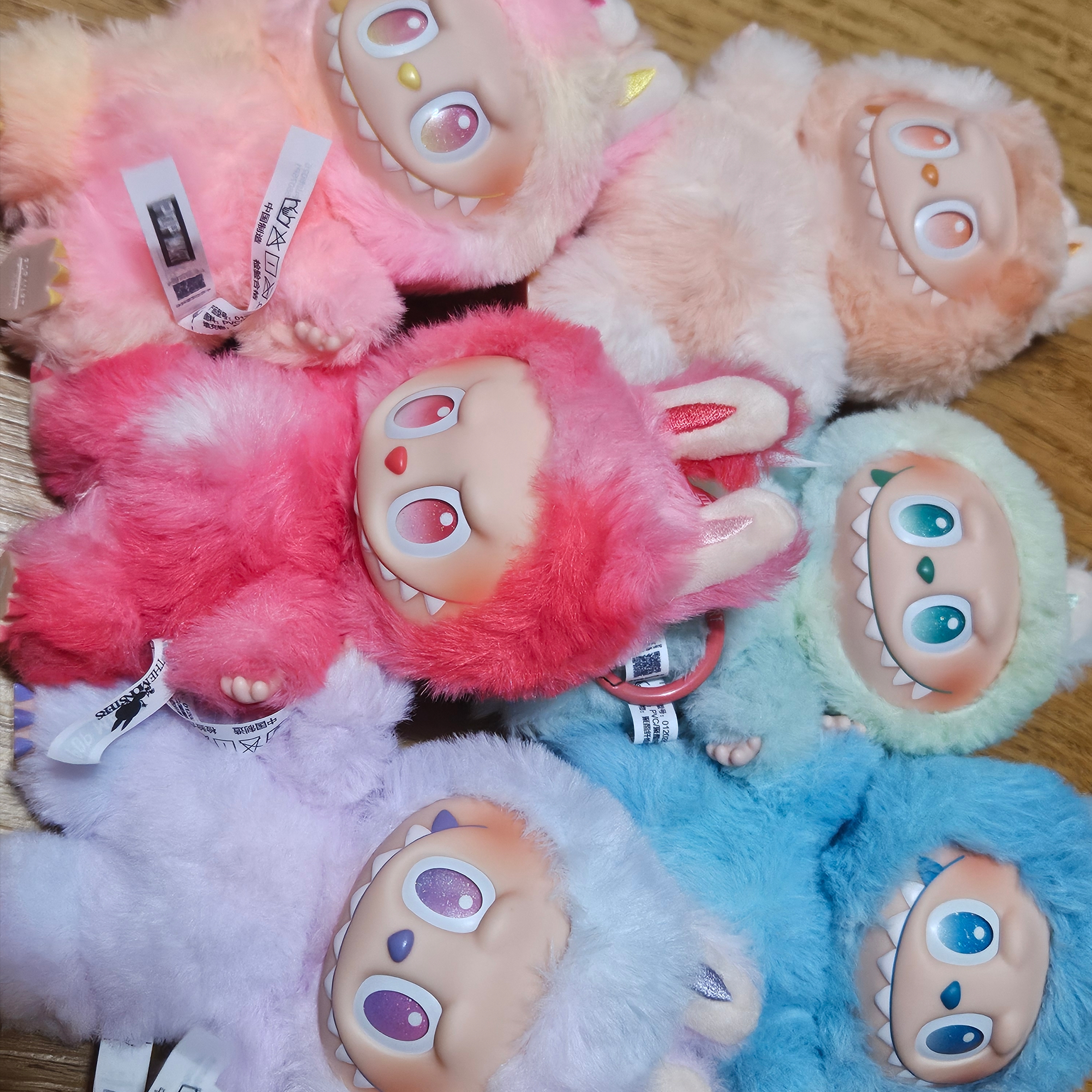 Pop Mart Labubu The Monsters Highlight Series Sealed Case (6 Blind Boxes), Pop Mart Labubu The Monsters Highlight Series Luck Keyring (Opened Case) 착용 스타일