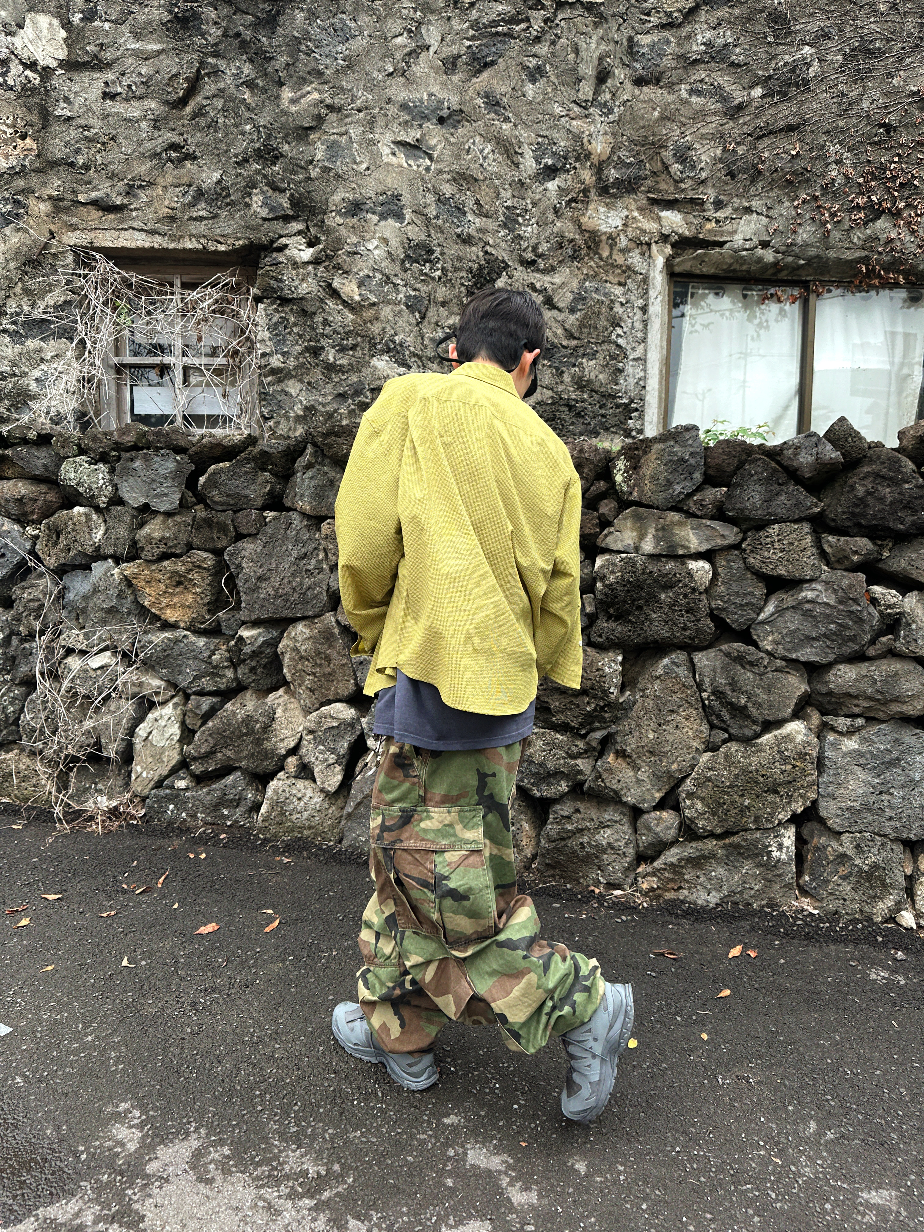 MJD Cropped Check Shirt Yellow, NOD Stone Washed Cargo Pants Camo 착용 스타일 - 3