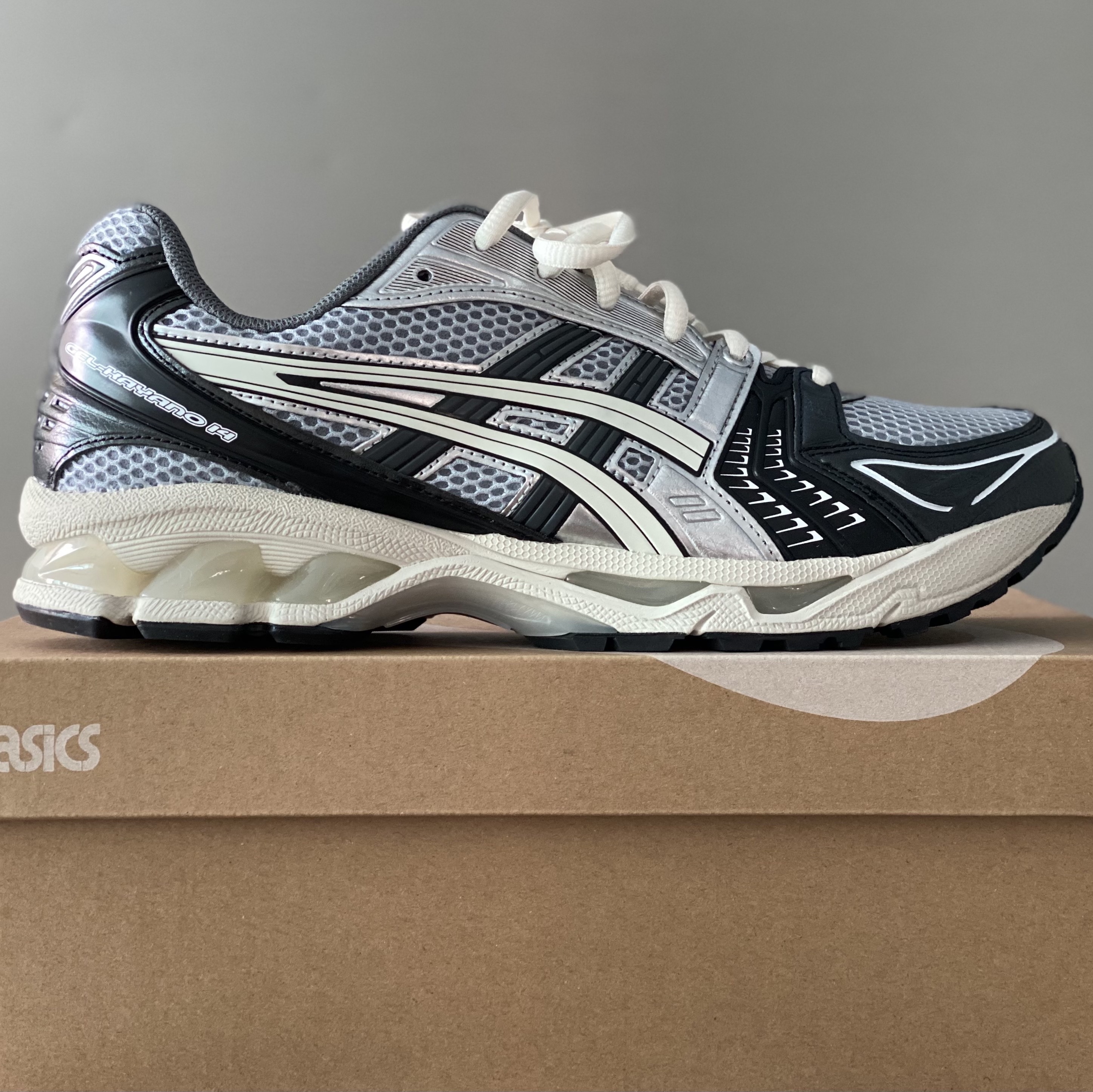 Asics Gel-Kayano 14 Black Glacier Grey 착용 스타일