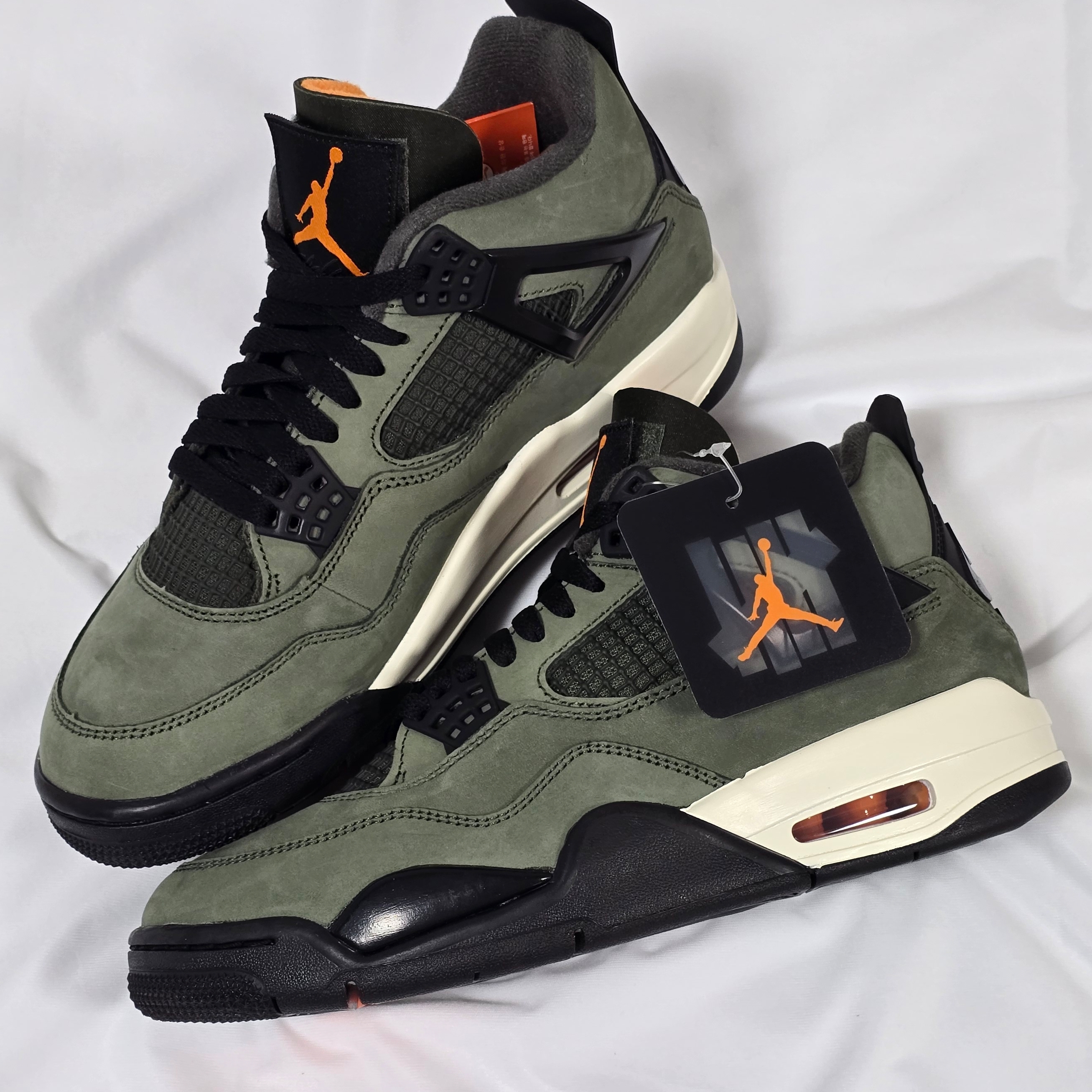 Jordan 4 x Undefeated Retro OG SP Deep Green and Clementine 착용 스타일