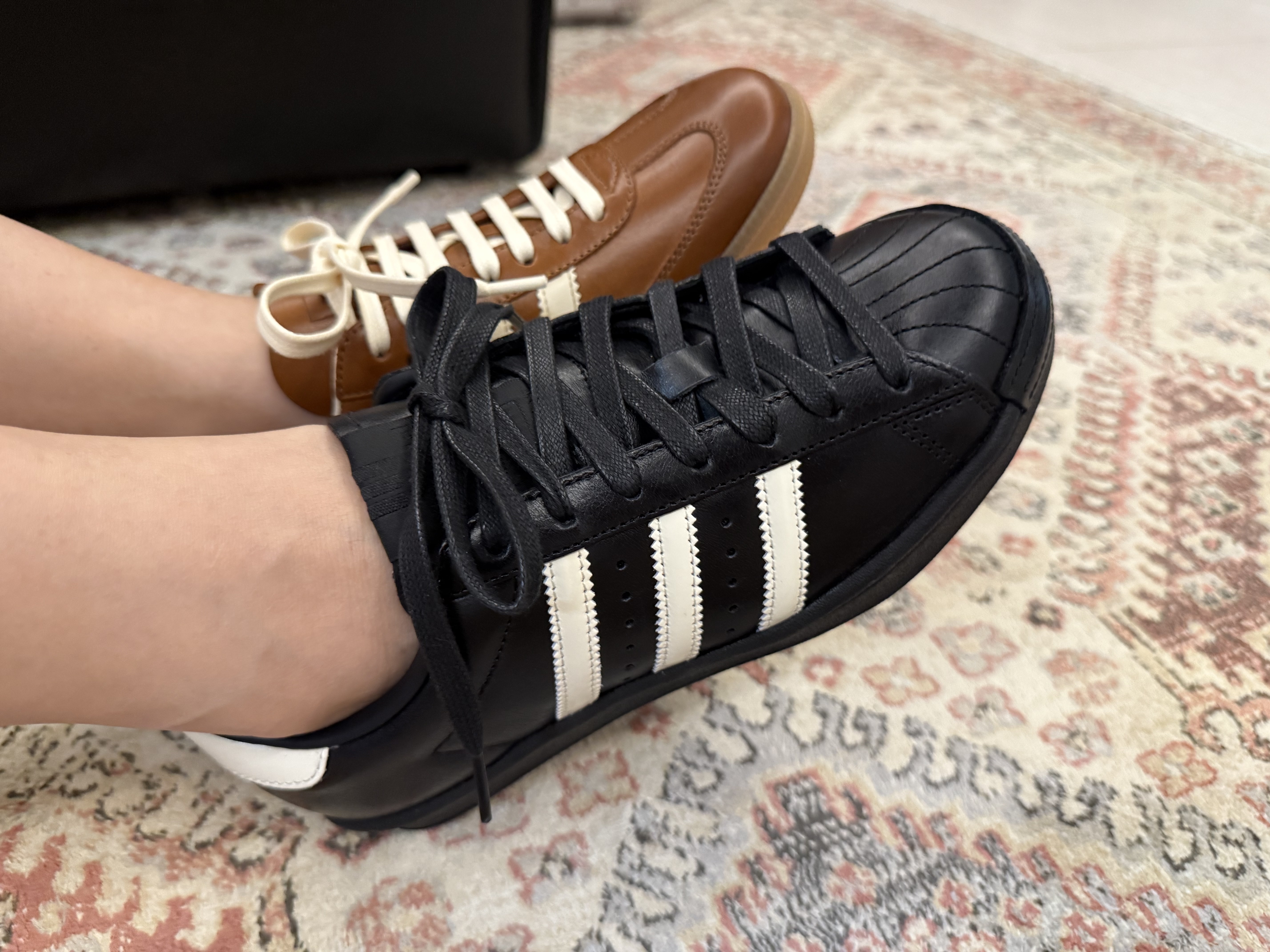 Adidas x Kith Superstar Vintage MIG Black White, Adidas Samba OG Made in Italy Brown Wonder White 착용 스타일 - 5